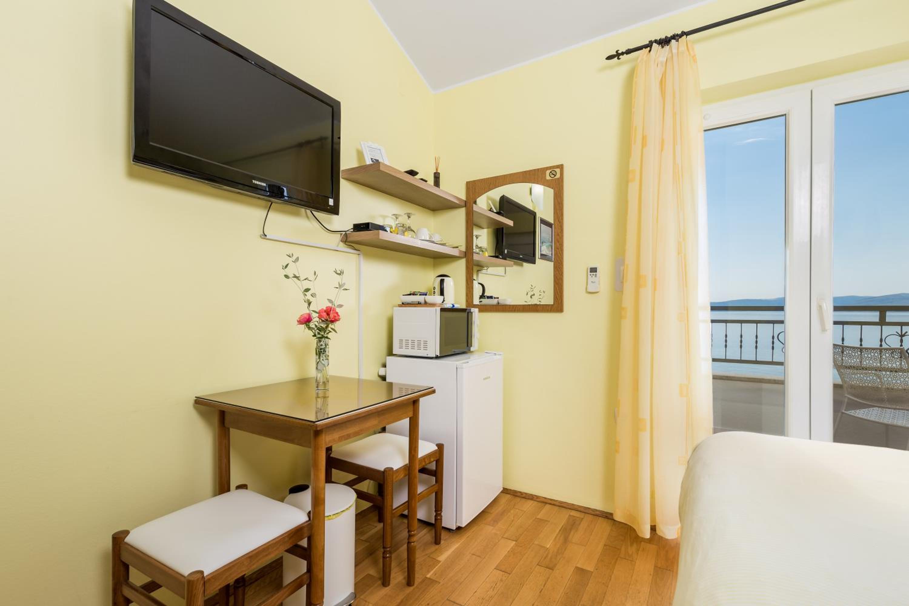 Double Room with Balcony and Sea View - Photo 15