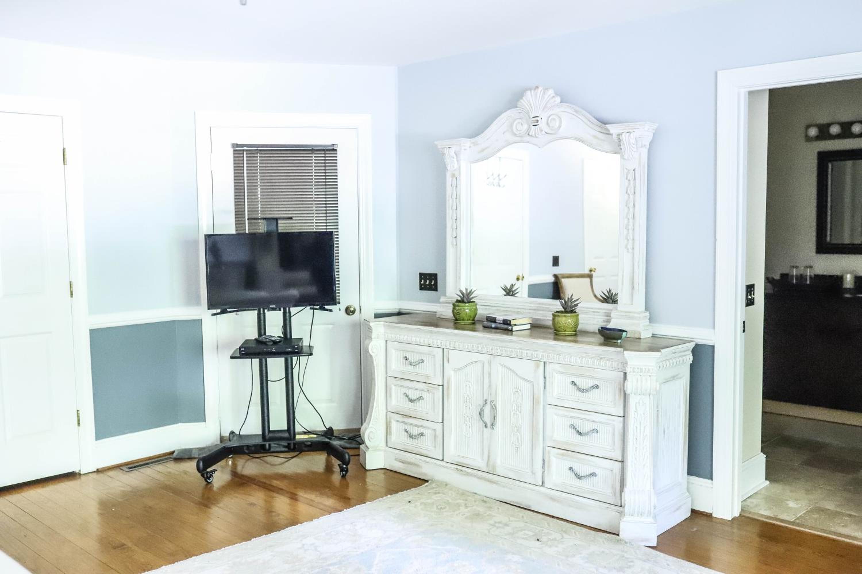 Deluxe King Suite photo 1