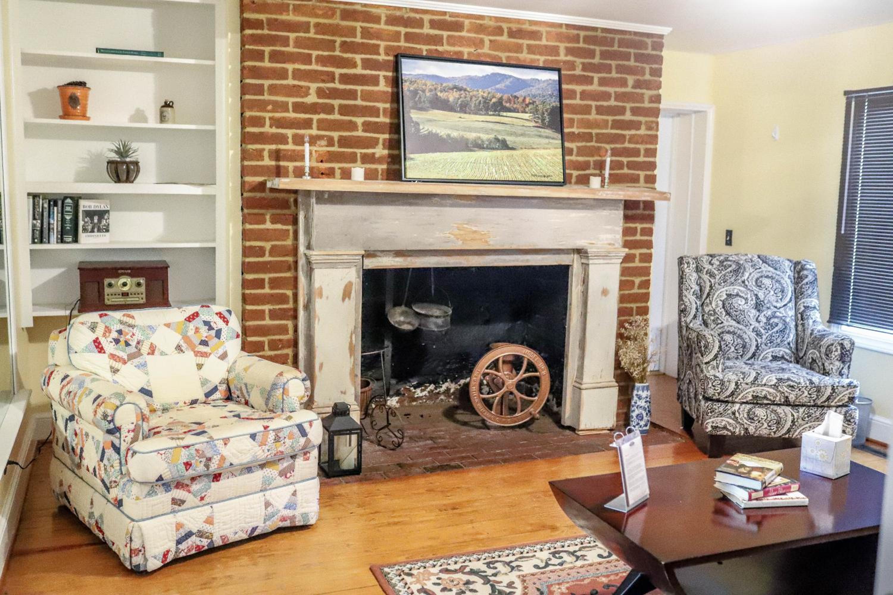Deluxe King Suite photo 3