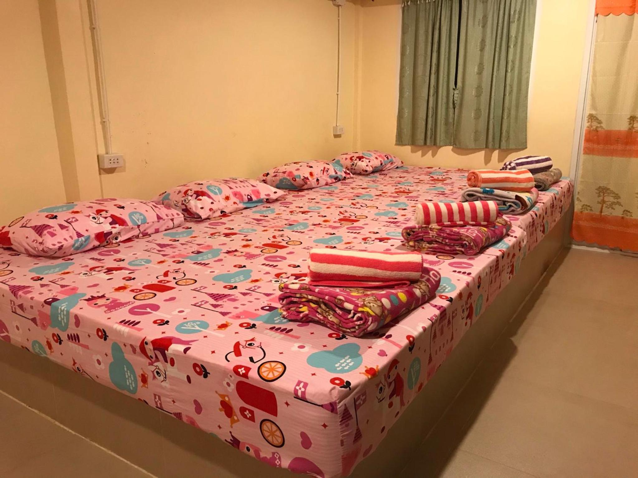 Quadruple Room with Private Bathroom - Photo 12