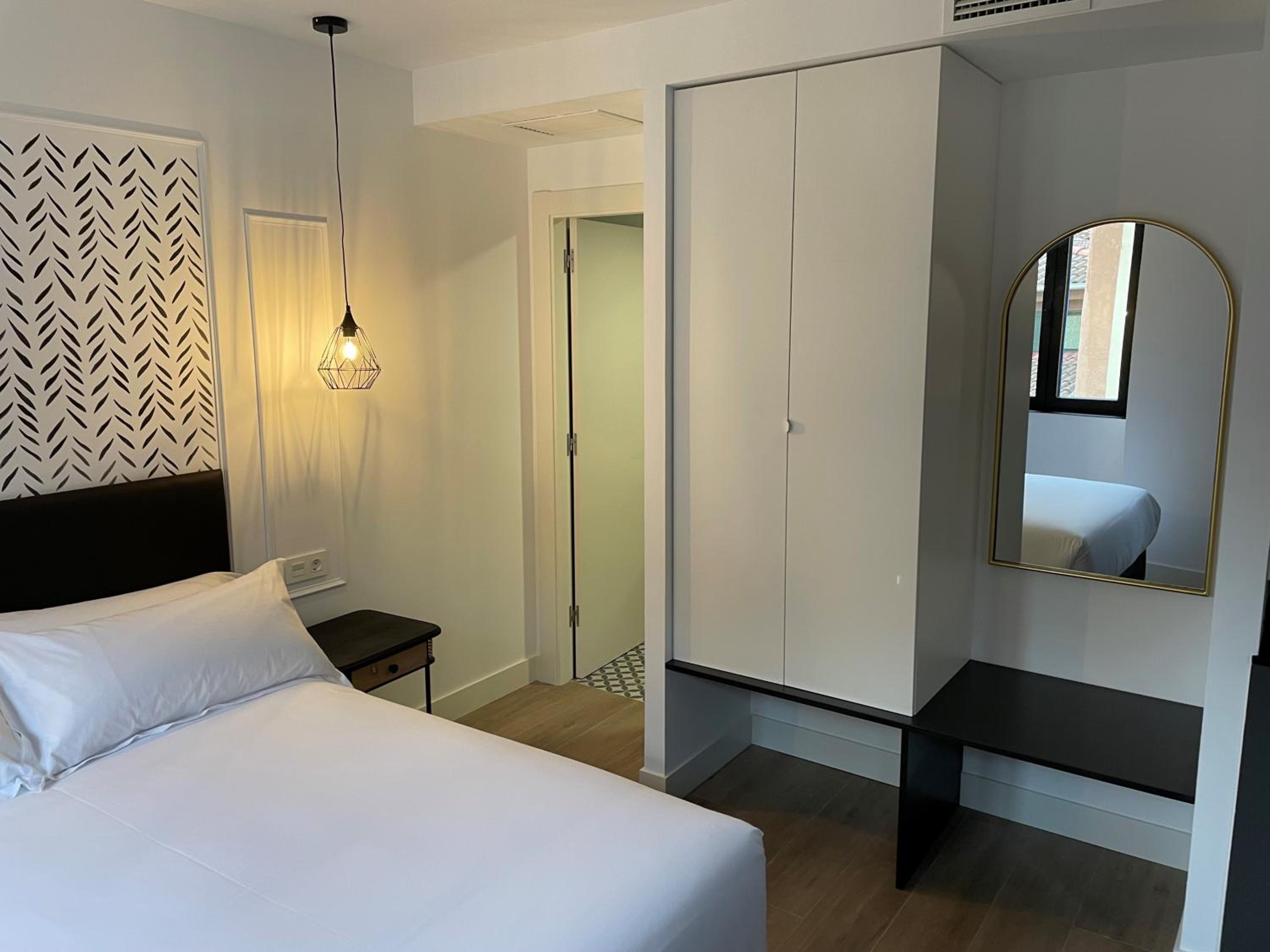 One-Bedroom Apartment - Photo 3
