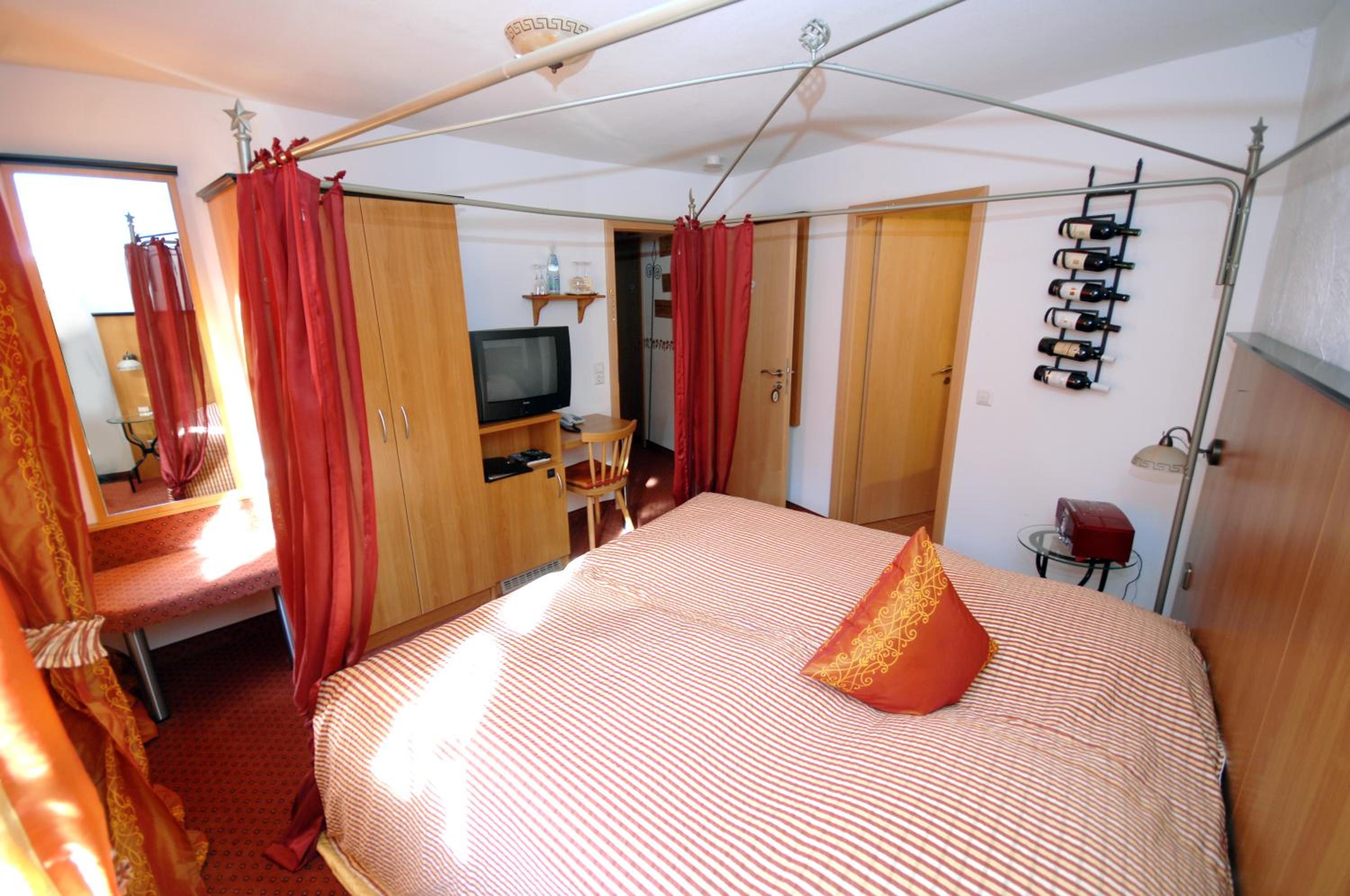 Large Double Room - Photo 1
