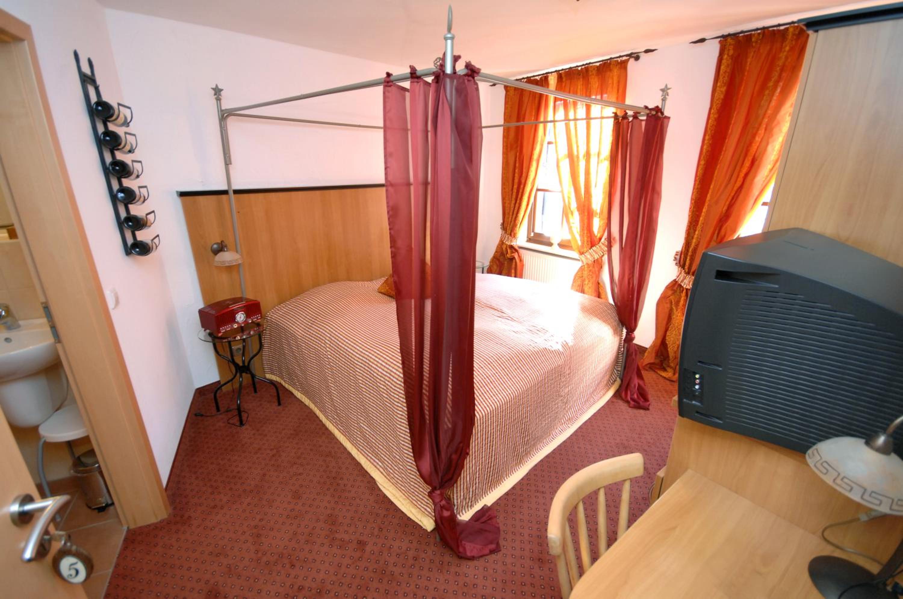 Large Double Room - Photo 3