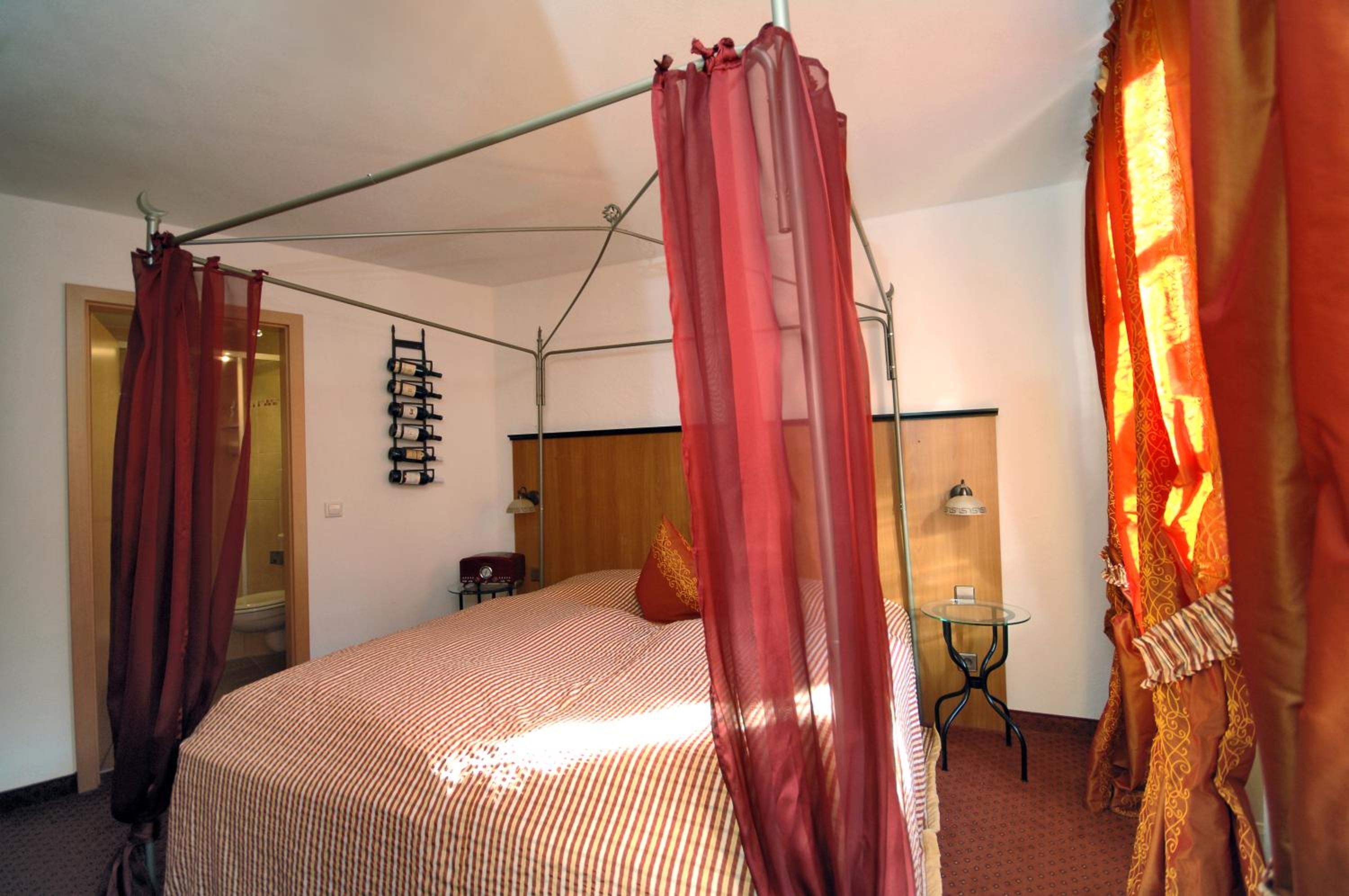 Large Double Room - Photo 5