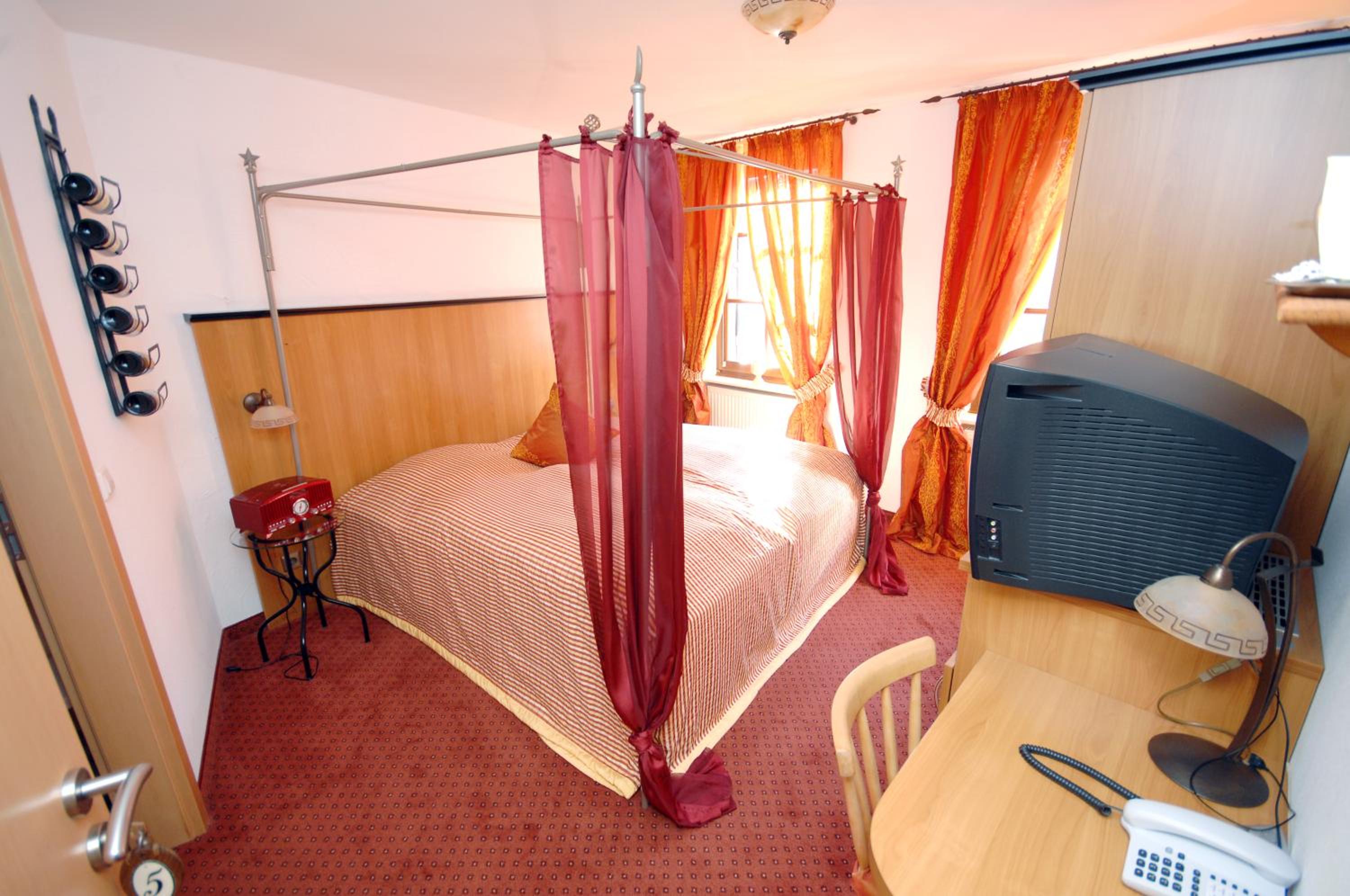 Large Double Room - Photo 6