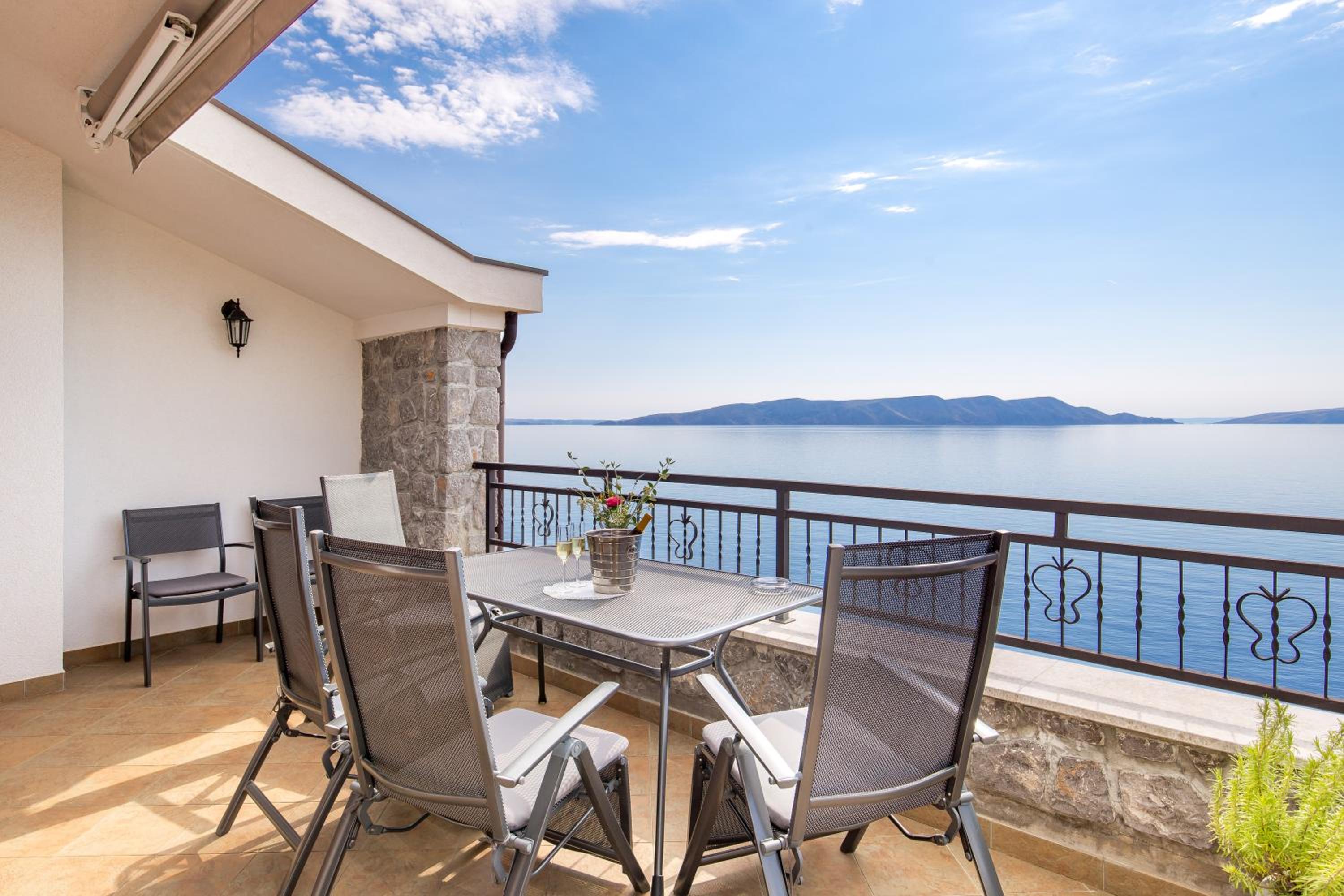 Two-Bedroom Apartment with Balcony and Sea View photo 3