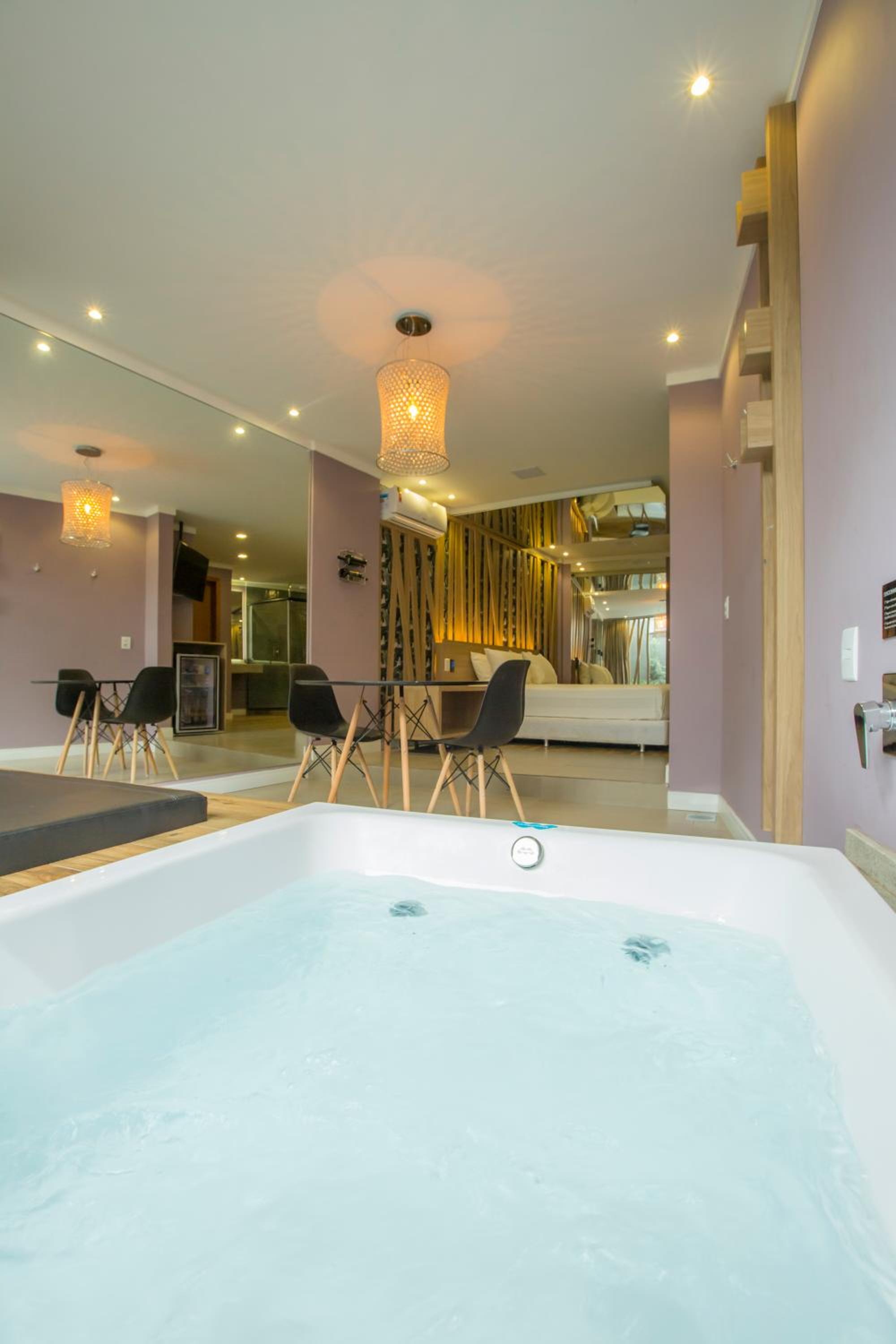 Deluxe Suite with Spa Bath - Photo 9