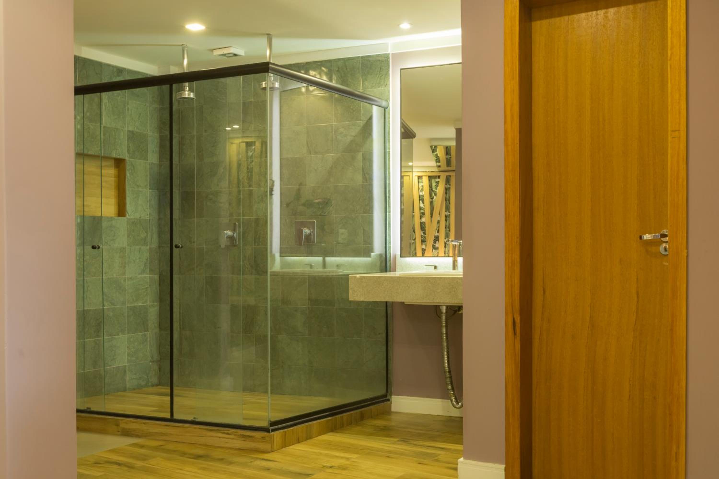 Deluxe Suite with Spa Bath - Photo 7