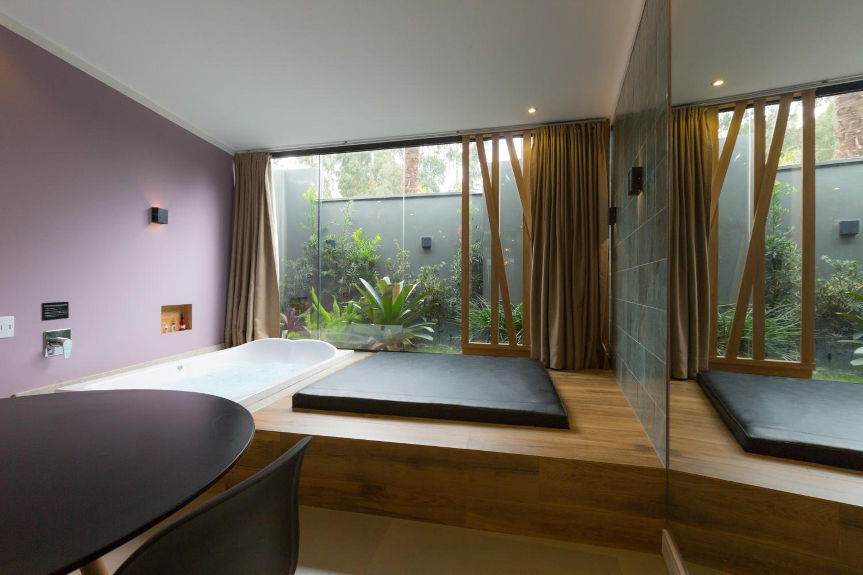 Deluxe Suite with Spa Bath - Photo 6