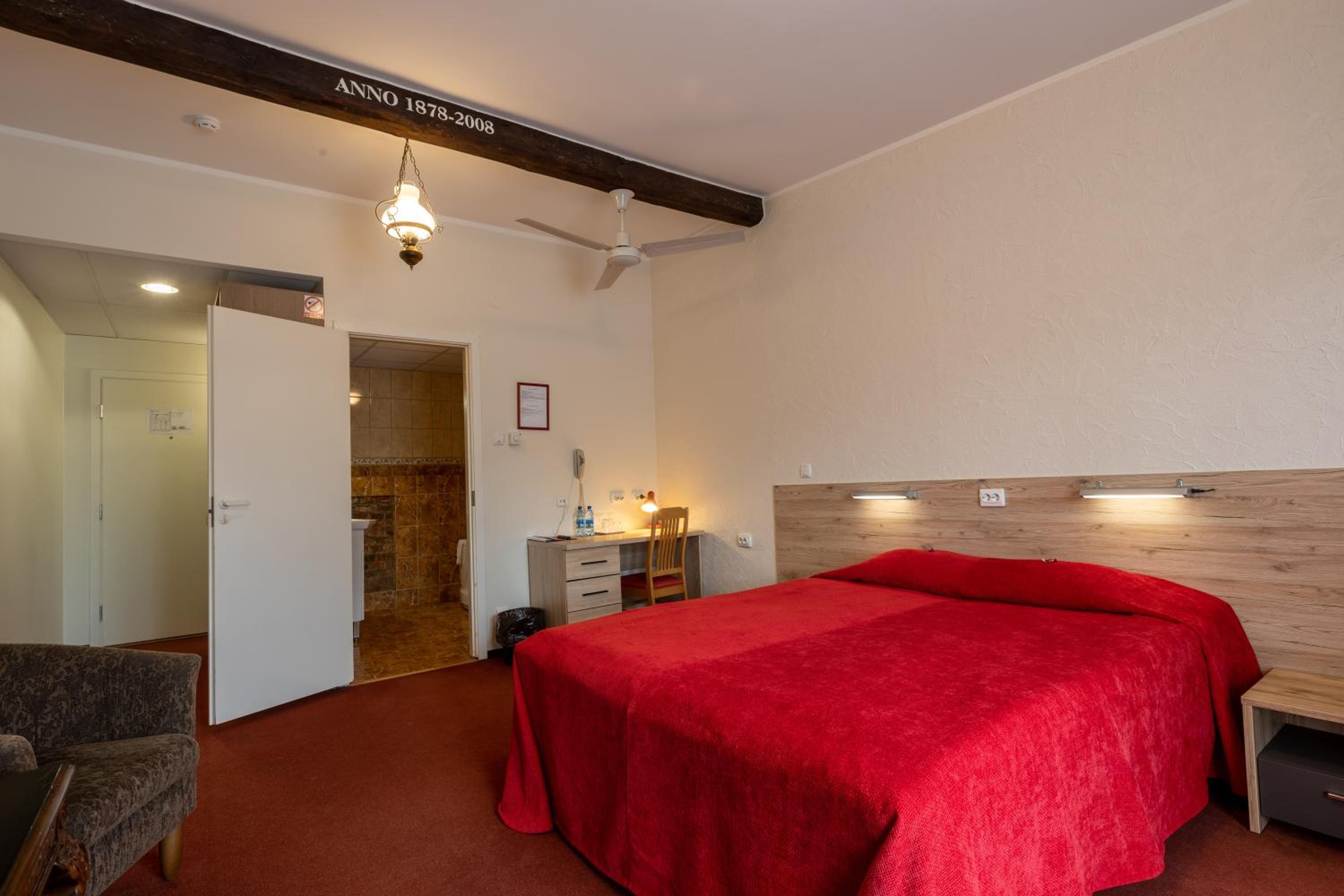 Junior Suite with Balcony - Photo 8