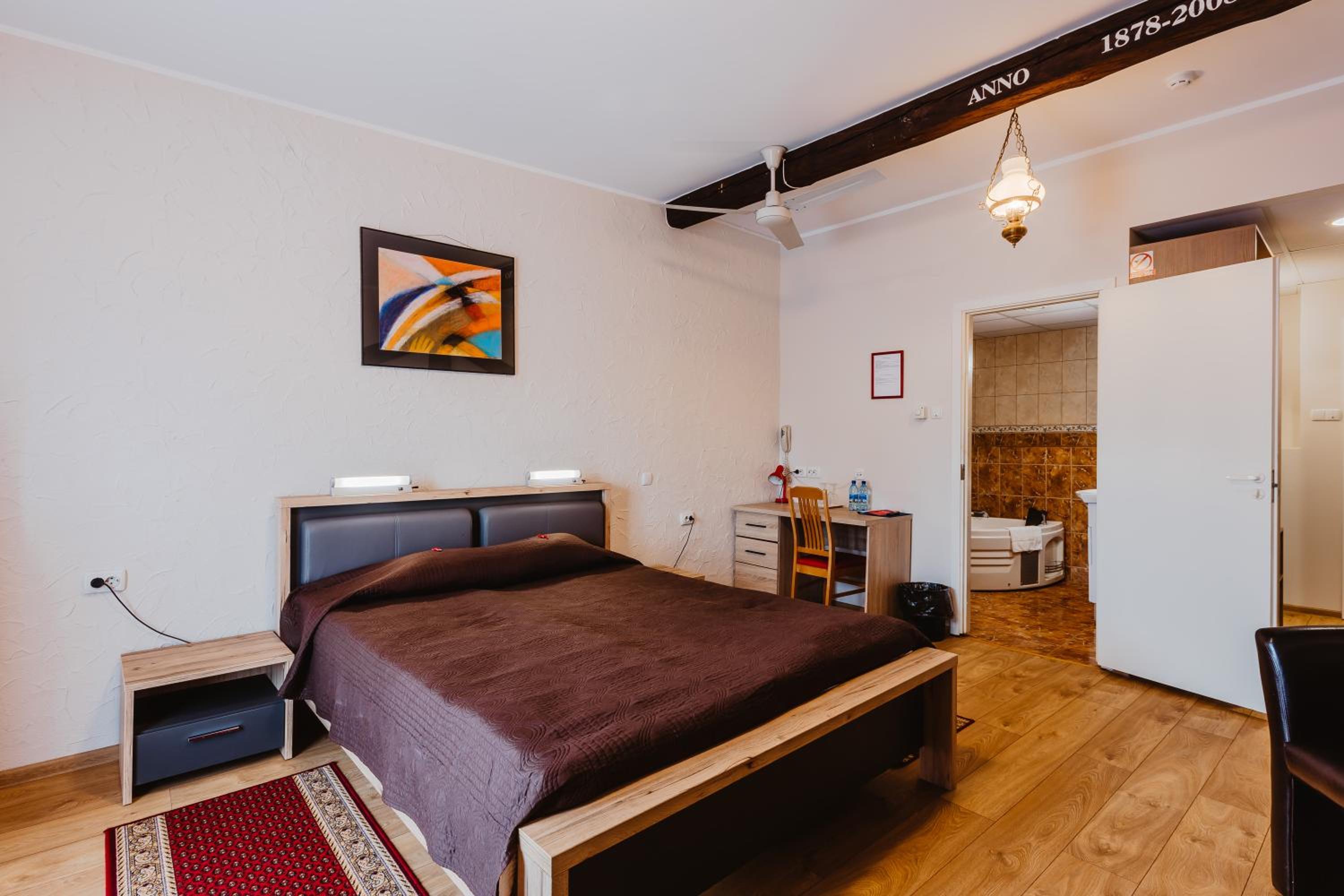 Junior Suite with Balcony - Photo 4