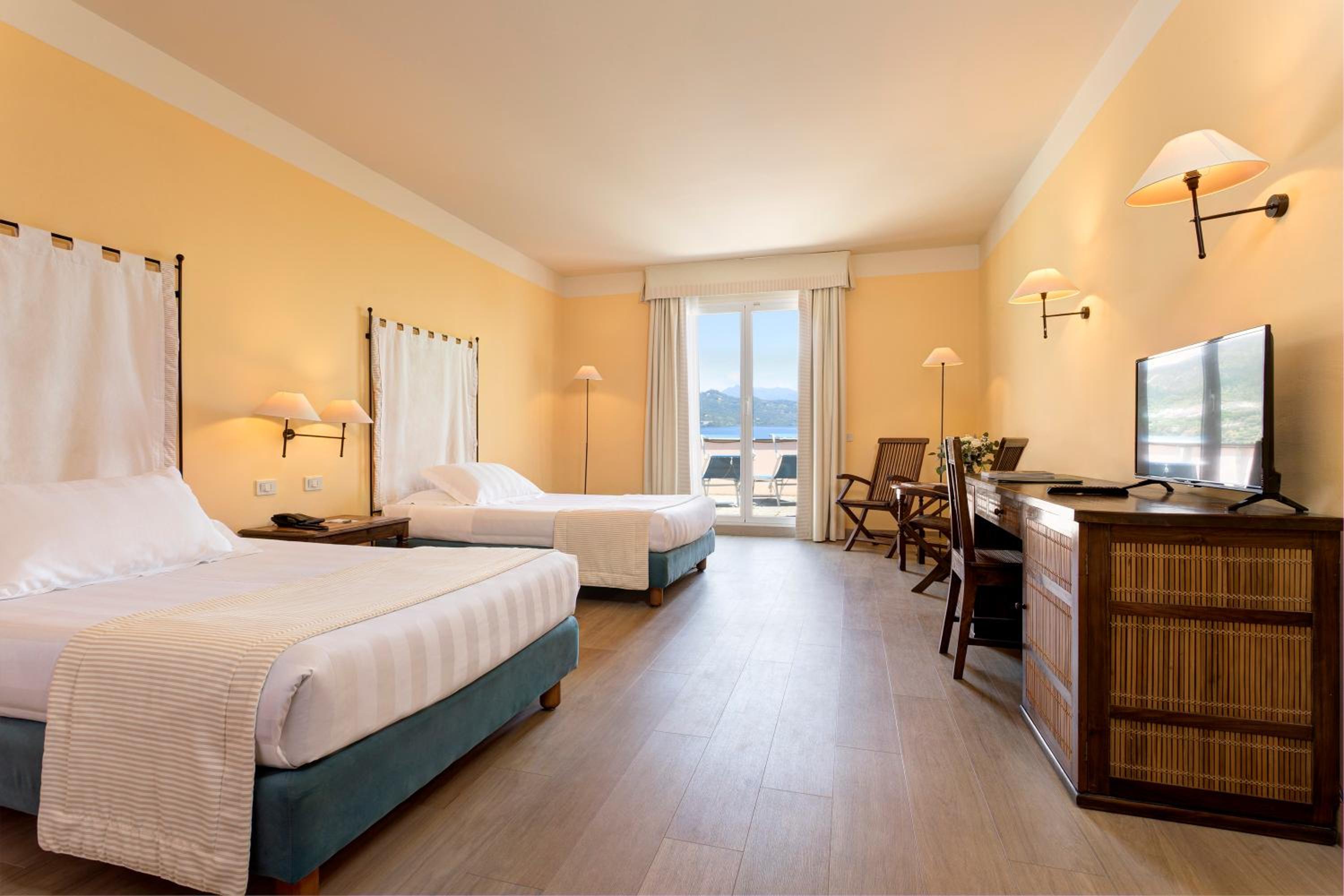Twin Room with Sea View and Balcony - Photo 1