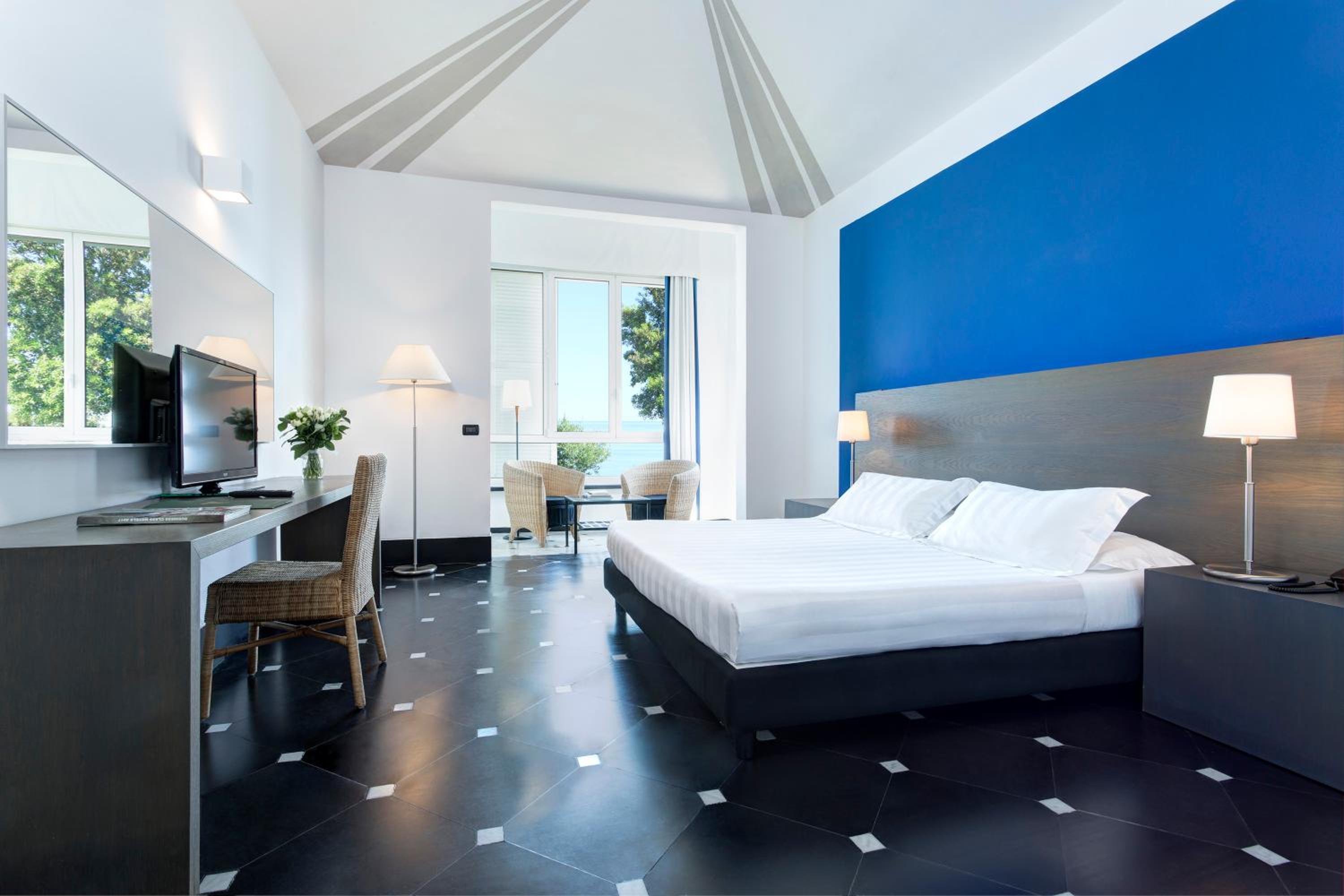 Double Room with Sea View - Photo 1