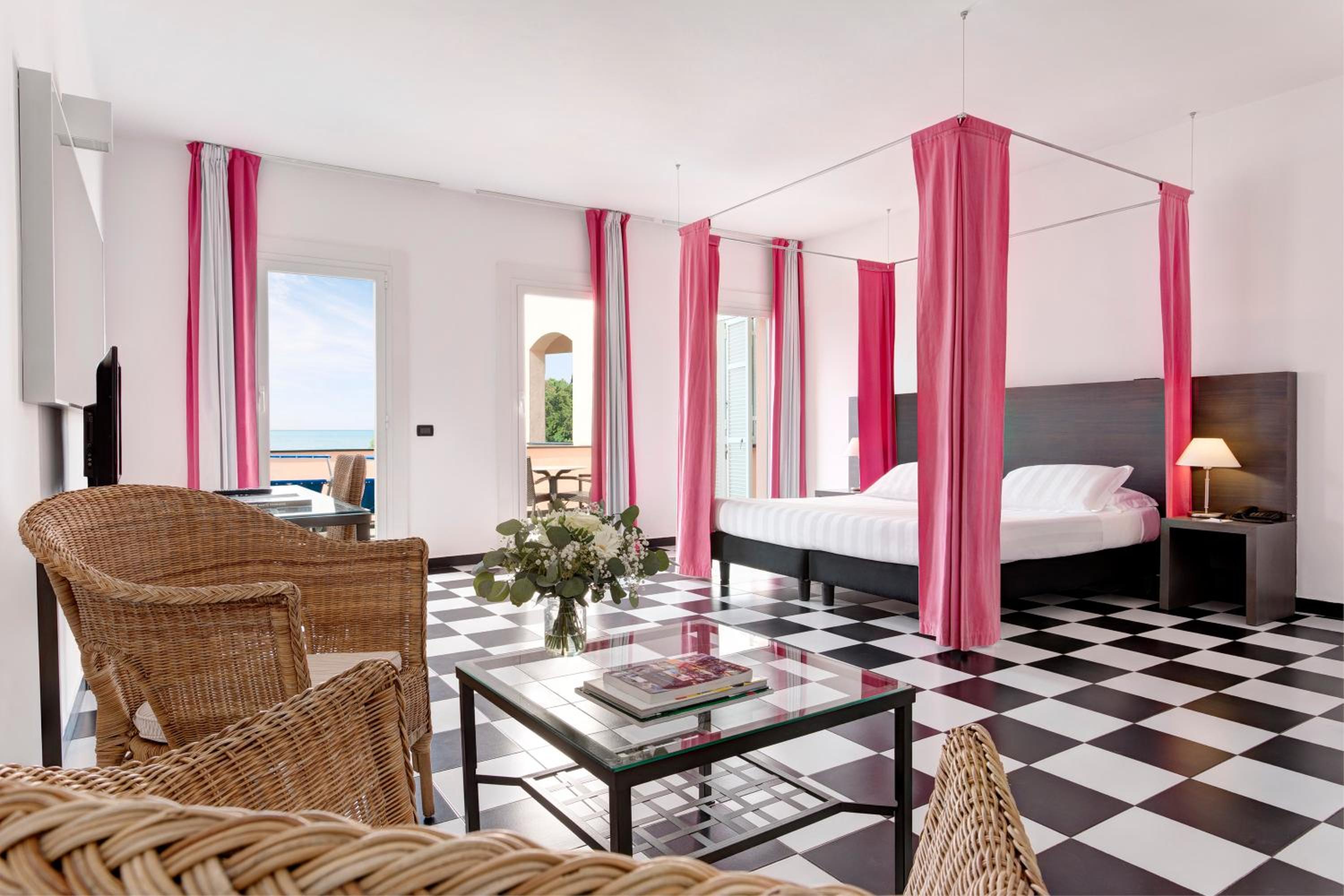 Double Room with Balcony and Sea View - Photo 1