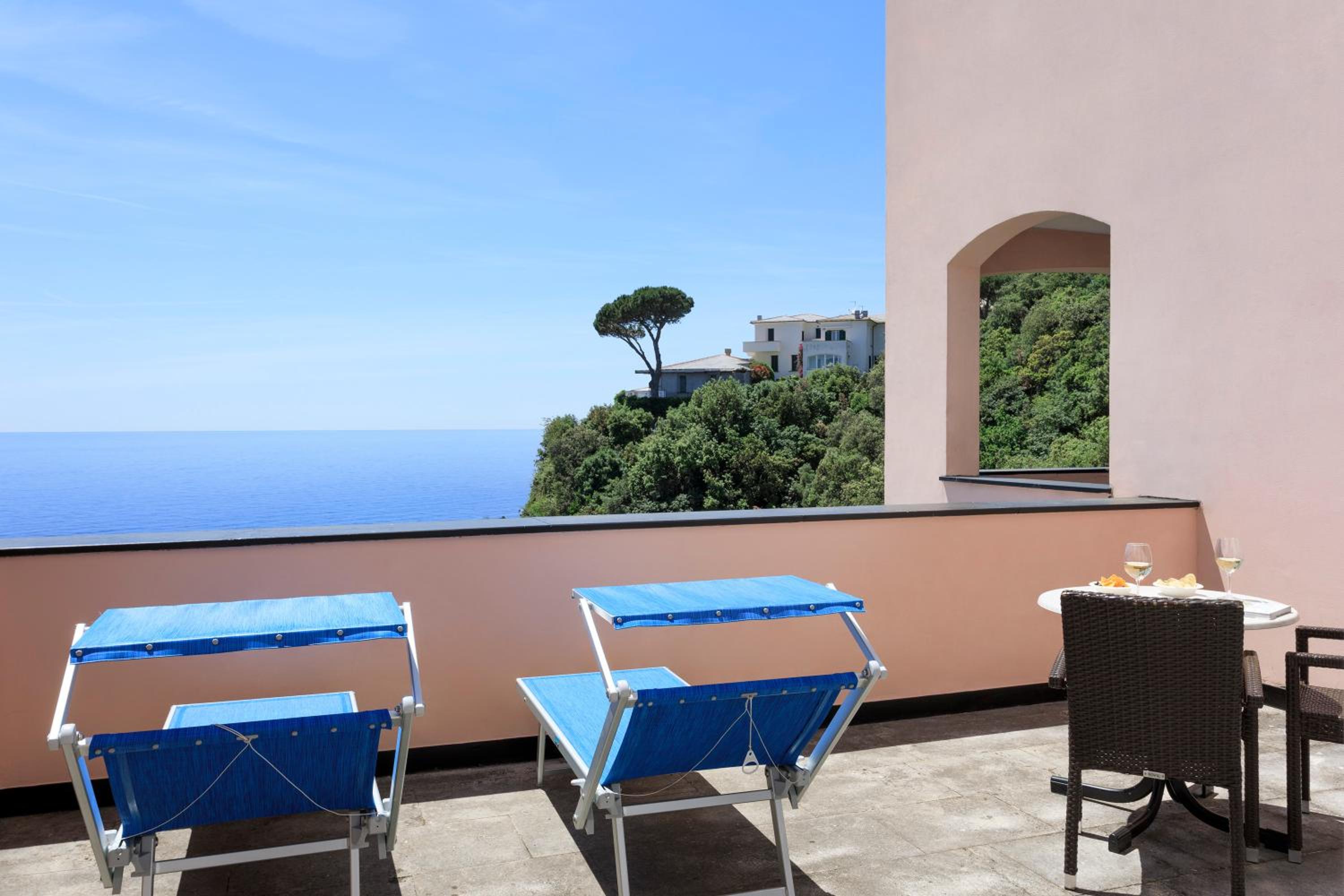 Double Room with Balcony and Sea View - Photo 2