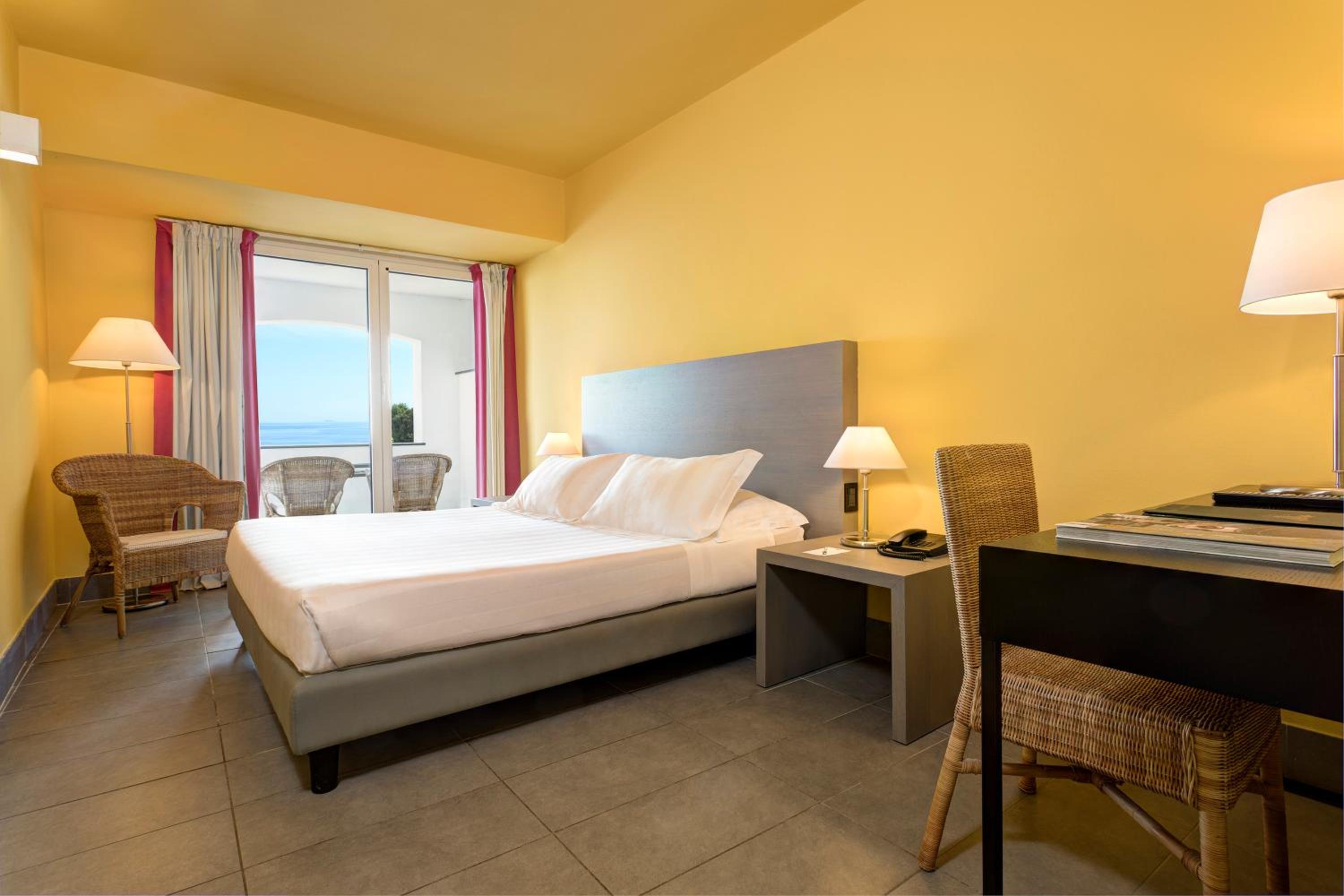Double Room with Balcony and Sea View - Photo 5