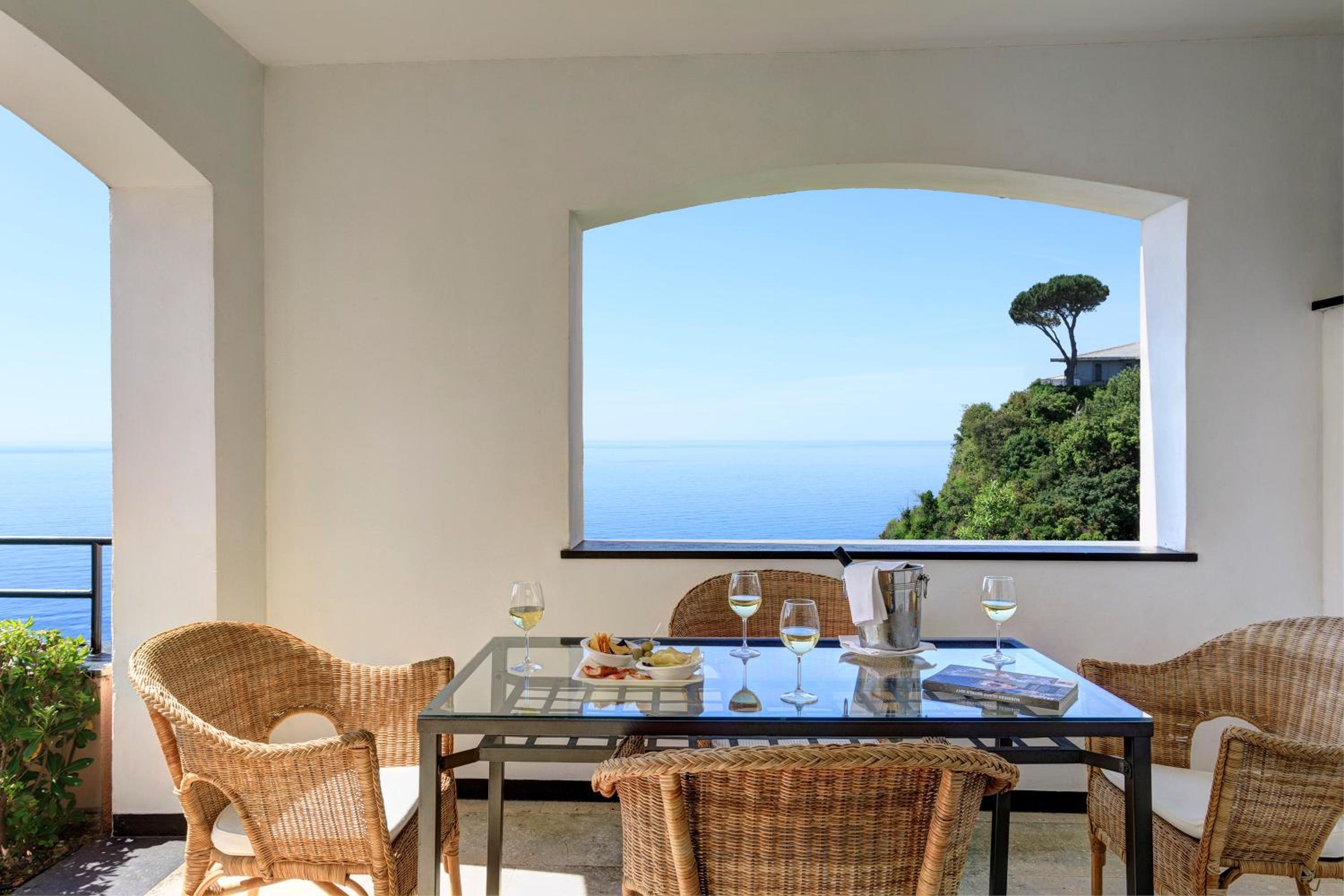 Double Room with Balcony and Sea View - Photo 4