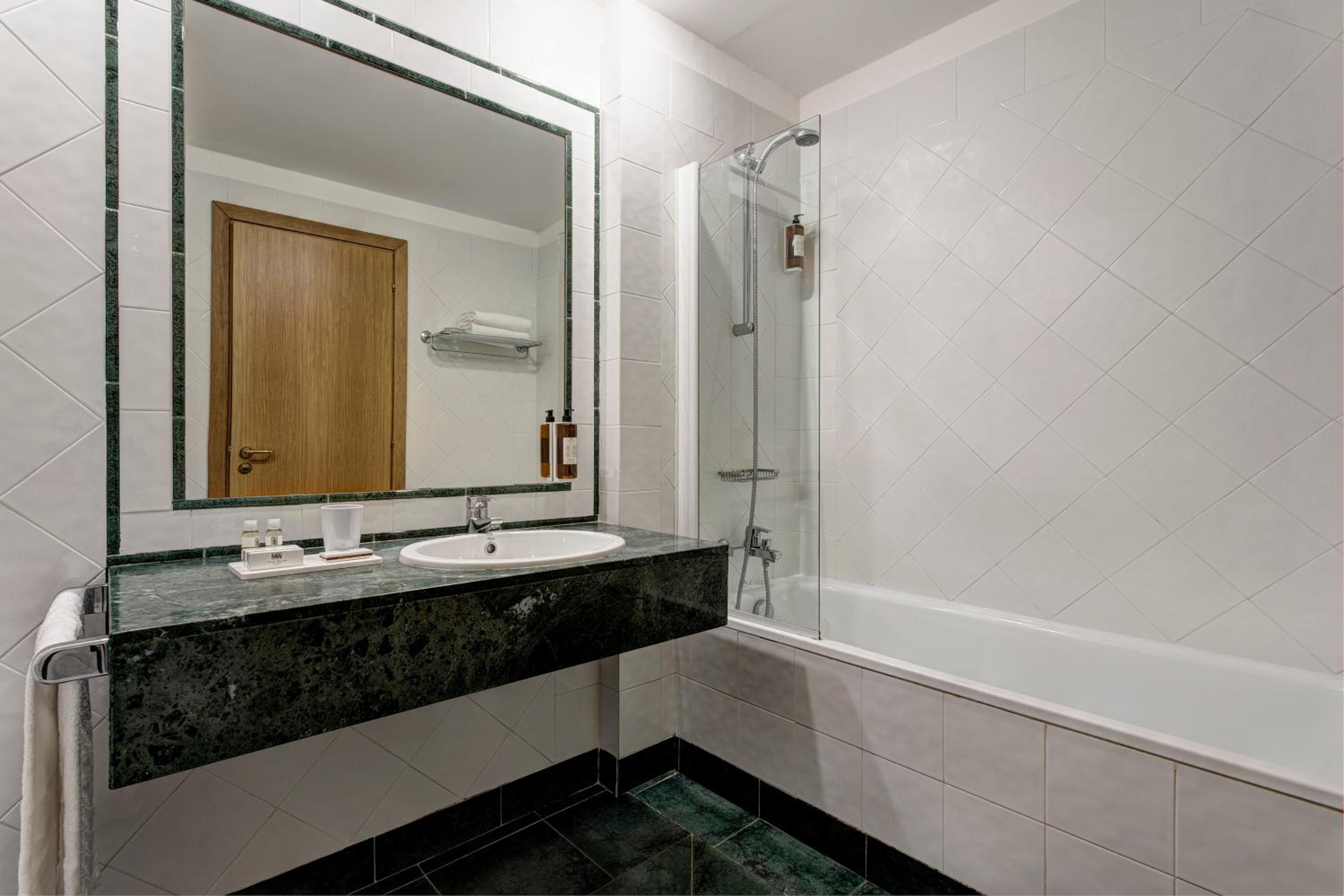 Twin Room with Sea View and Balcony - Photo 2
