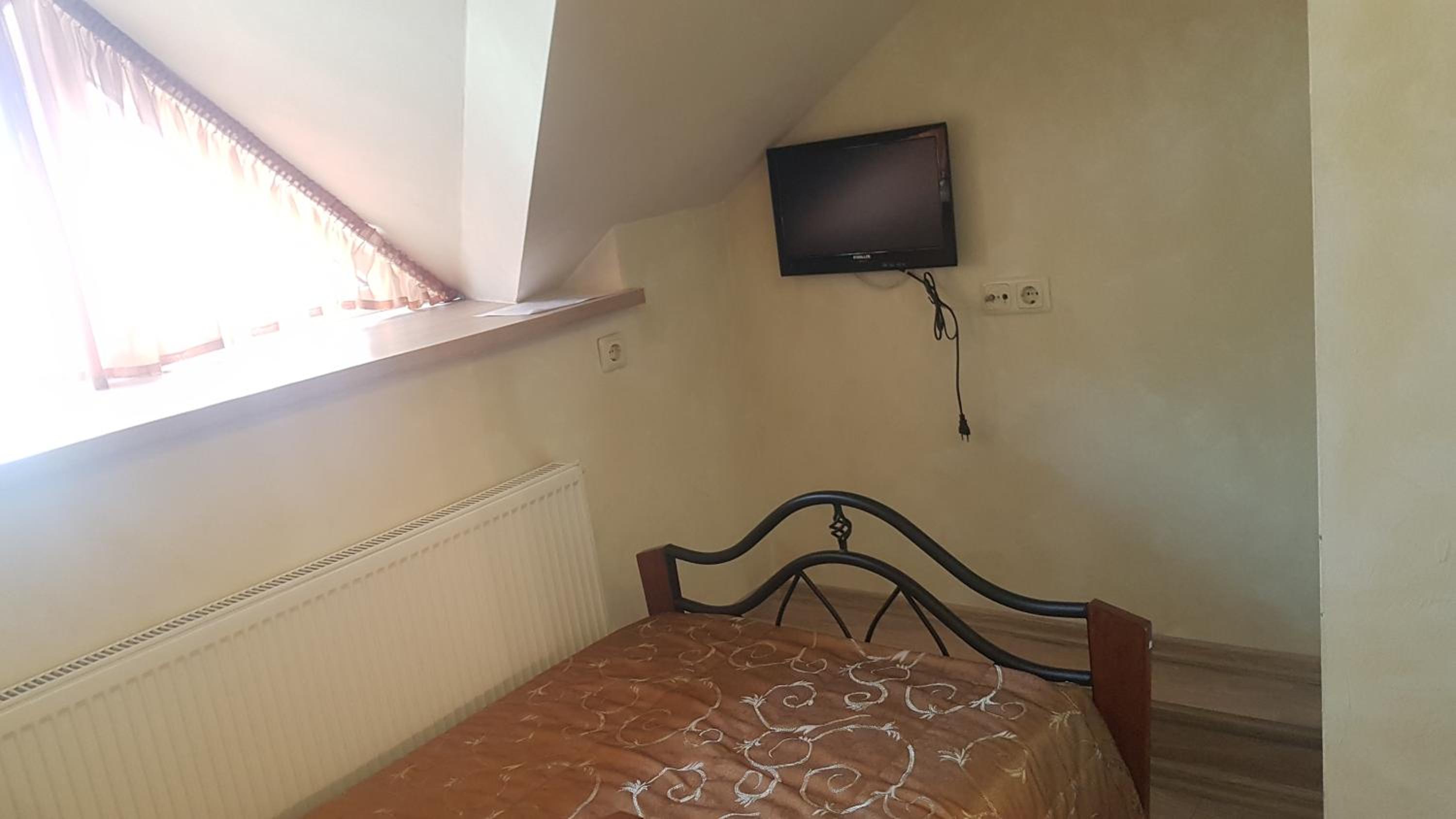 Twin Room with Shower - Photo 8