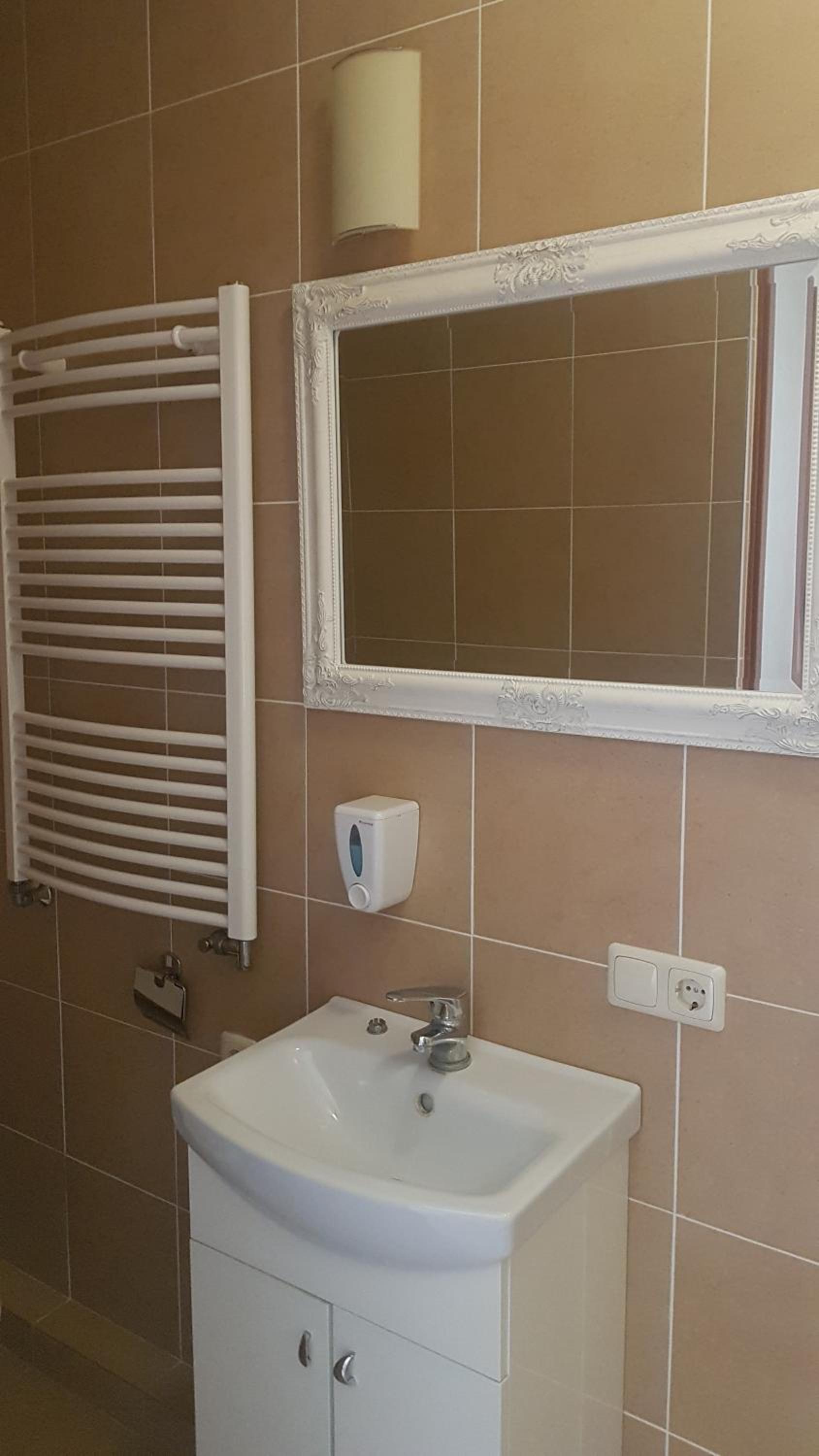 Large Double Room - Photo 4