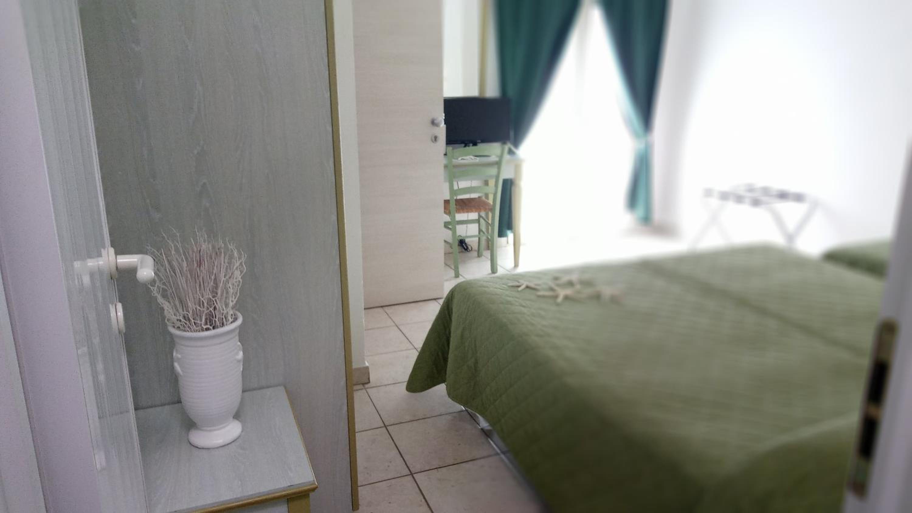 Deluxe Double Room with Balcony - Photo 12