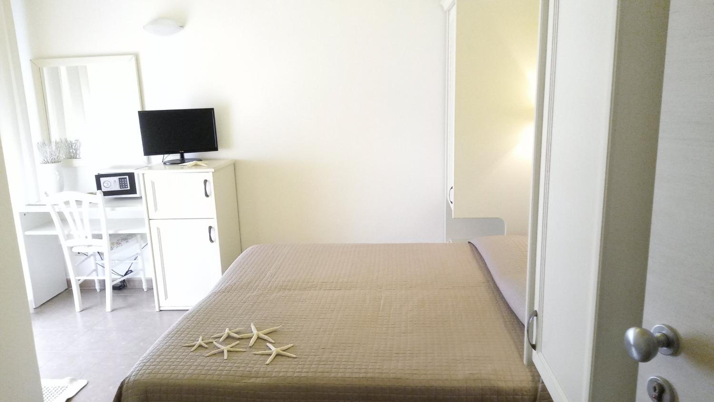 Deluxe Double Room with Balcony - Photo 4