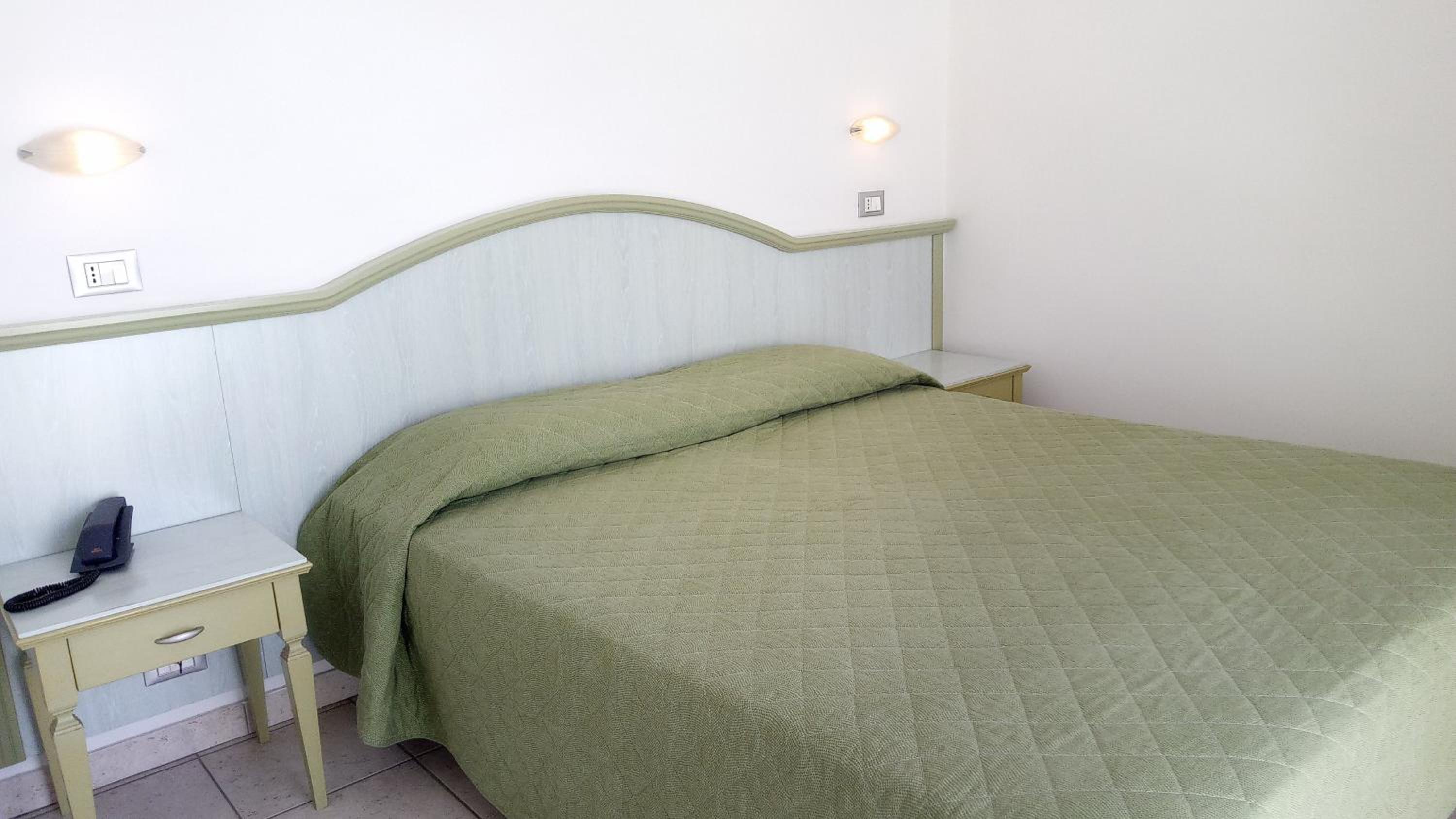 Deluxe Double Room with Balcony - Photo 10