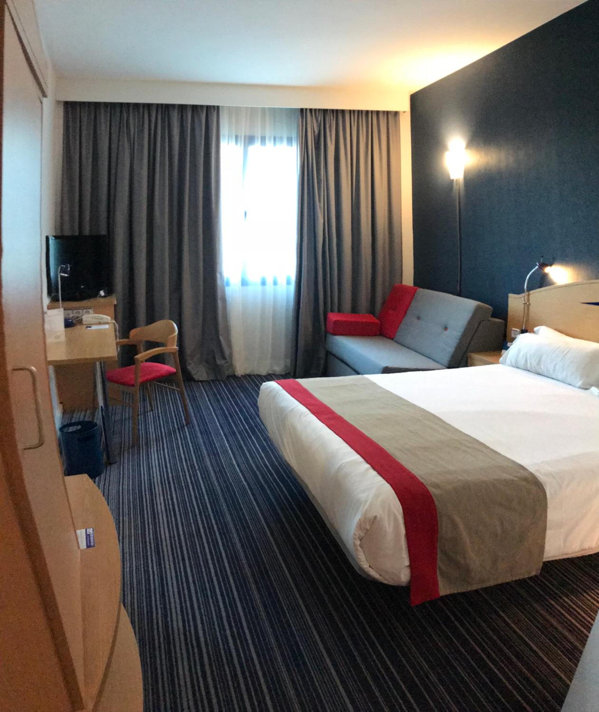 Standard Queen Room with Sofa Bed - Photo 5