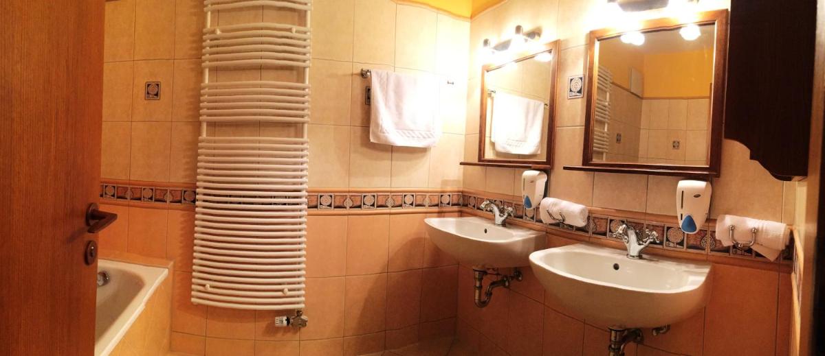 Studio Apartment with Balcony photo 3