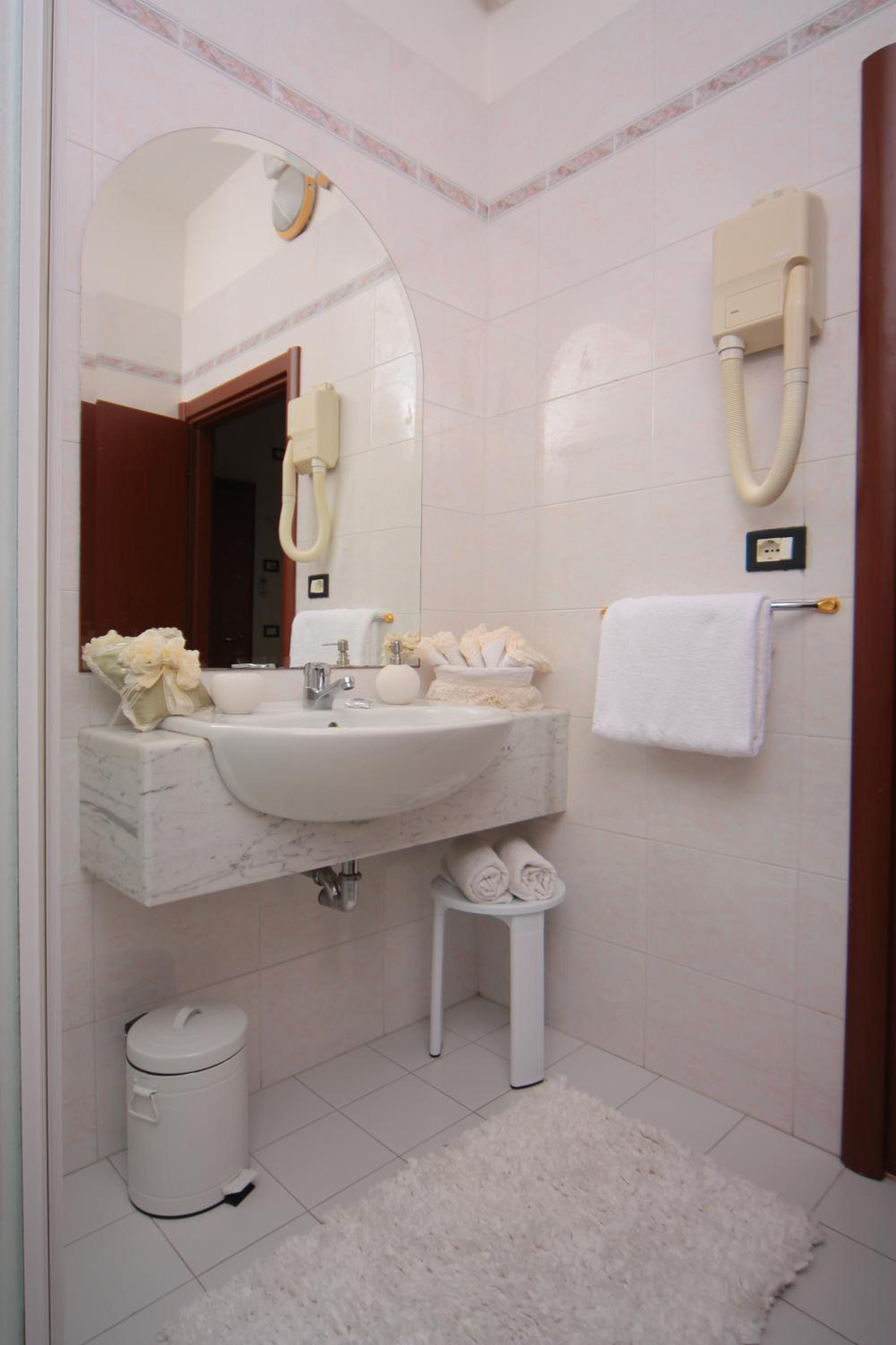 Economy Triple Room photo 2