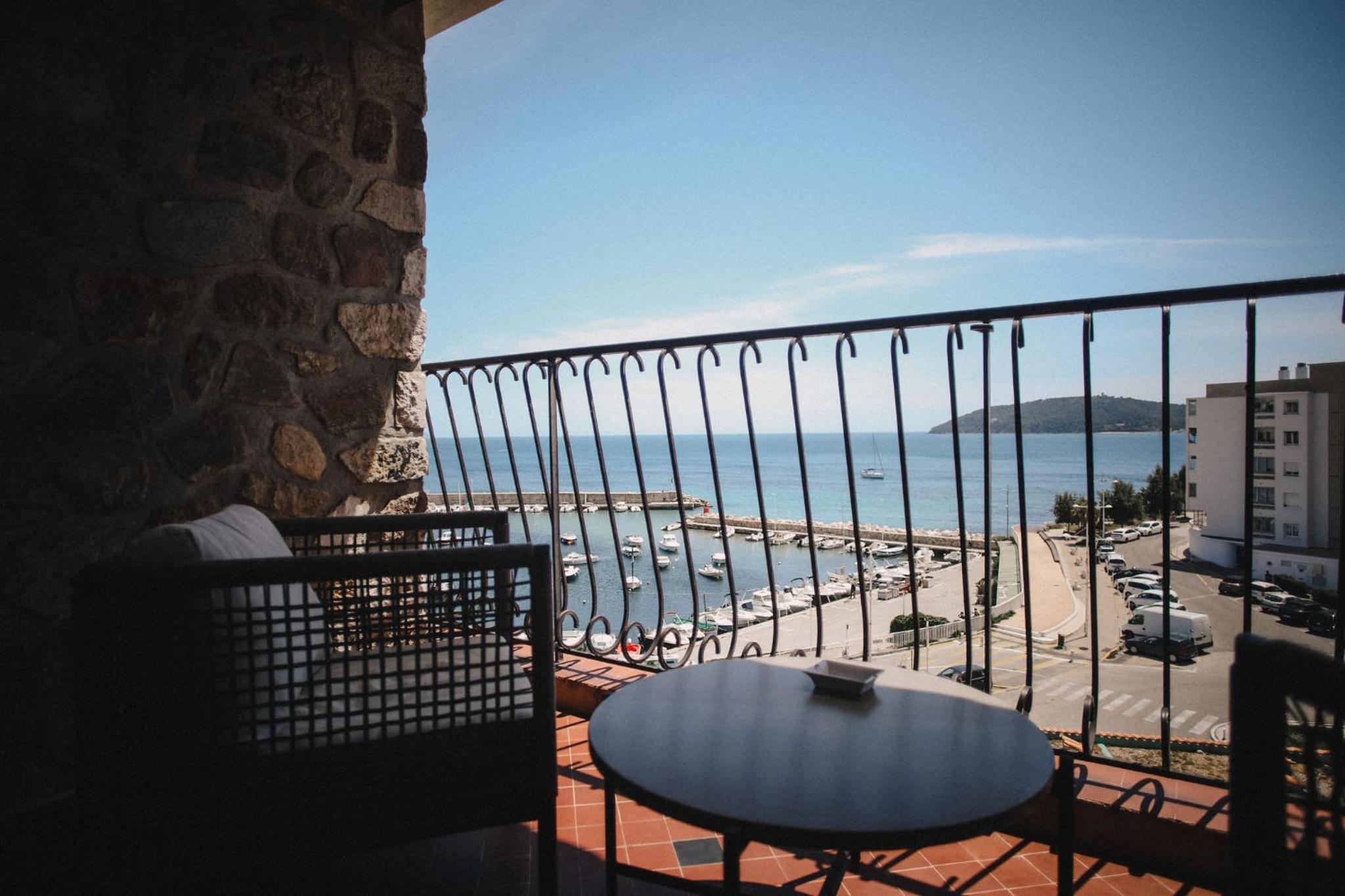 Junior Suite with Sea View Balcony - Photo 4