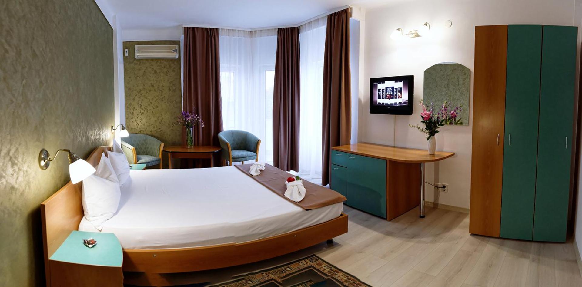 Double Room with large double bed - Photo 11