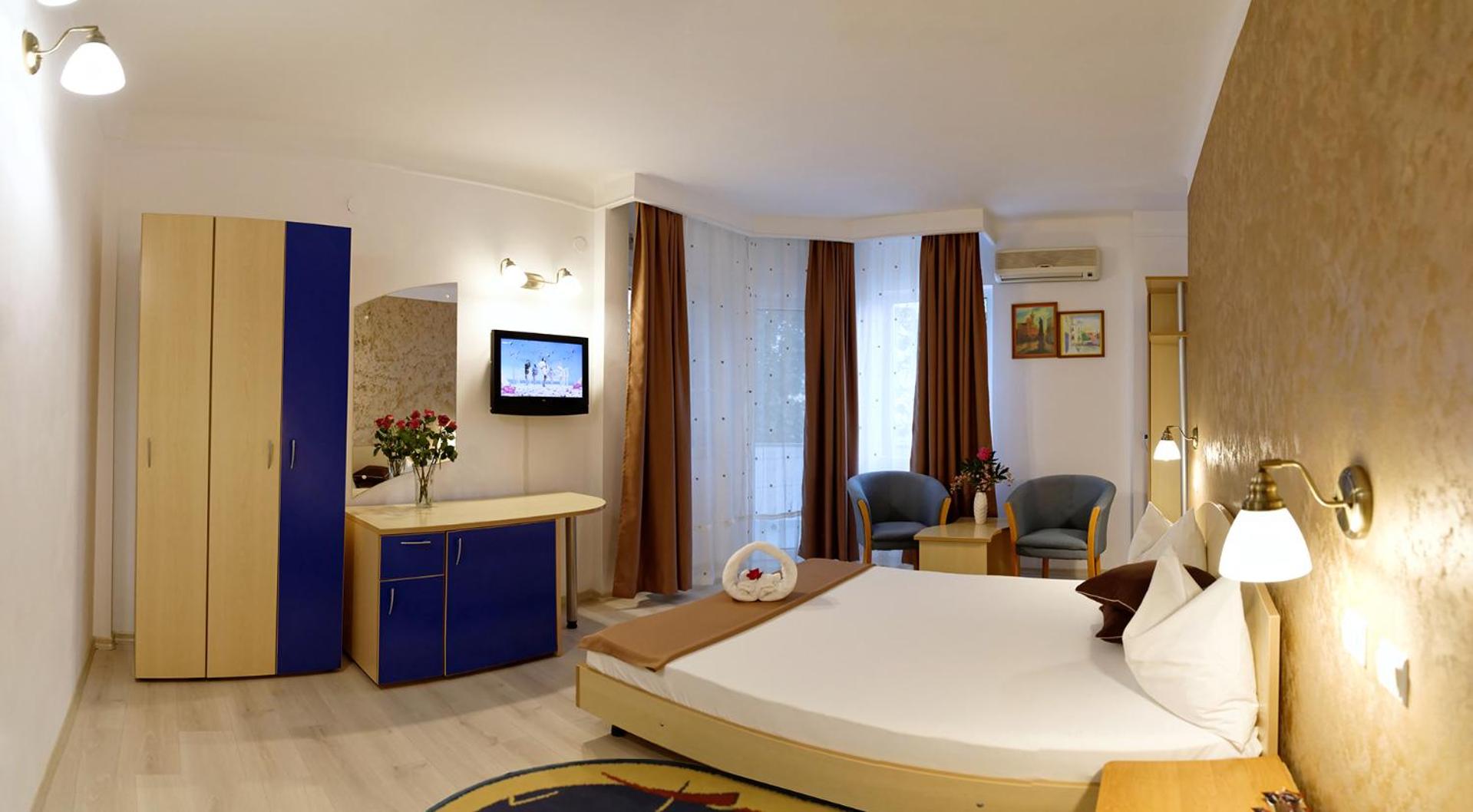 Double Room with large double bed - Photo 8
