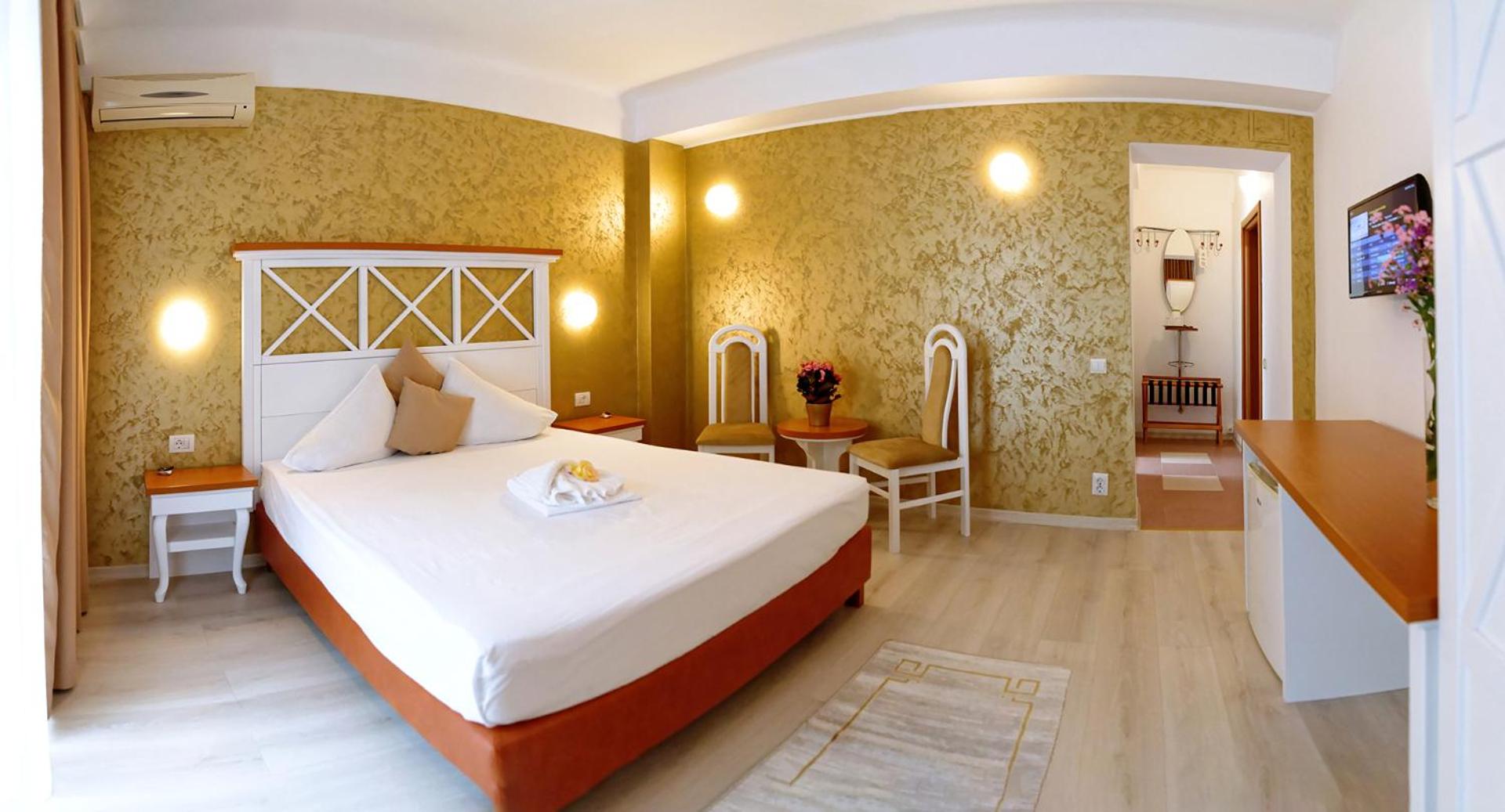 Double Room with large double bed - Photo 6