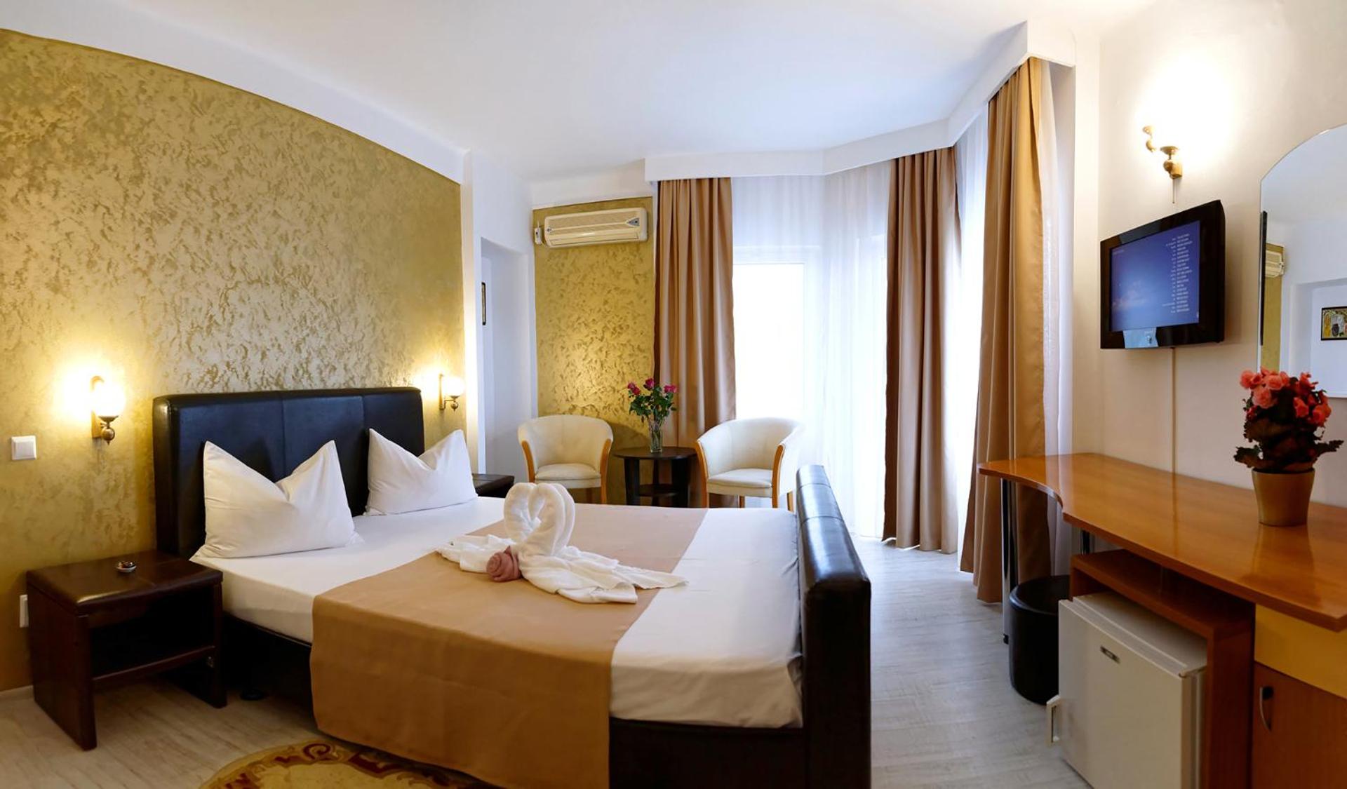 Double Room with large double bed and Sea View - Photo 3