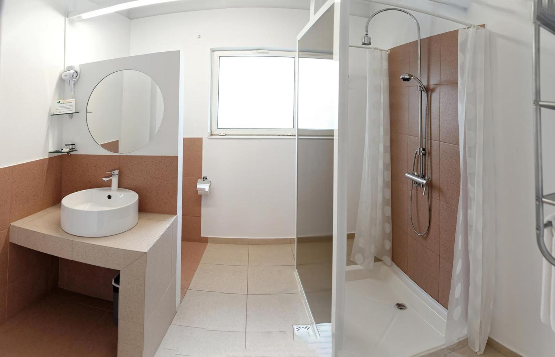 Double Room with large double bed - Photo 7
