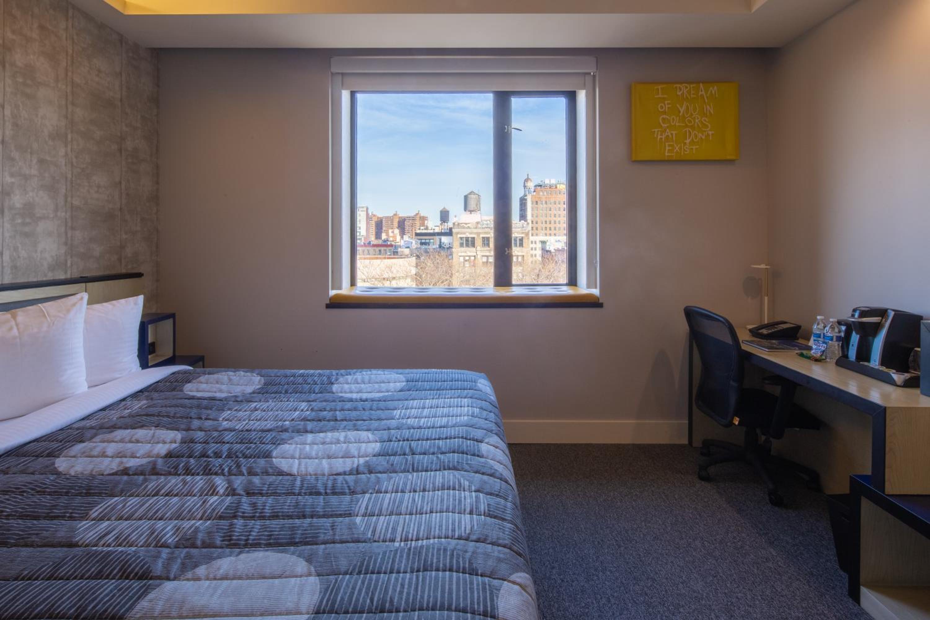 Superior King Room thumbnail 6