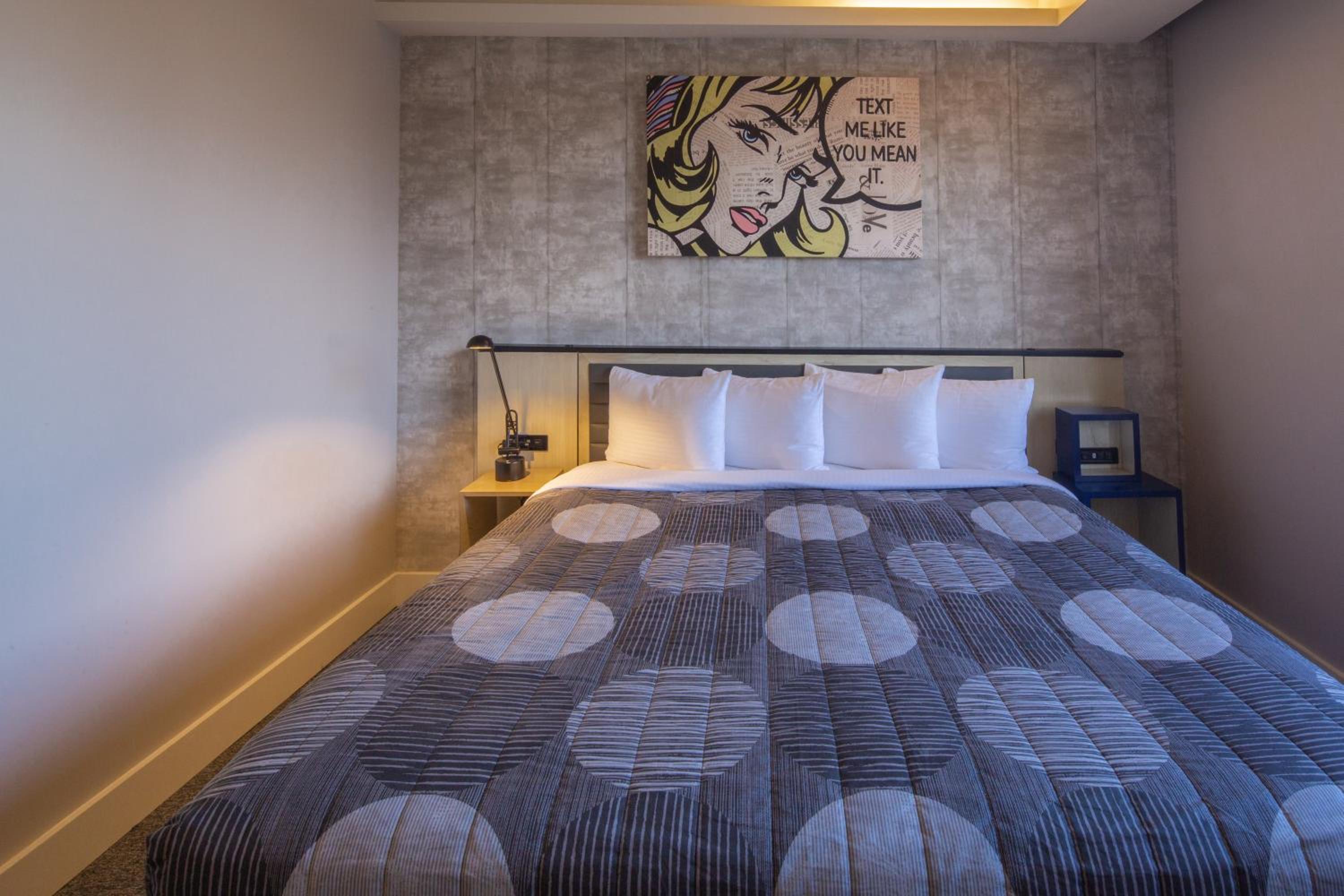Superior King Room thumbnail 5