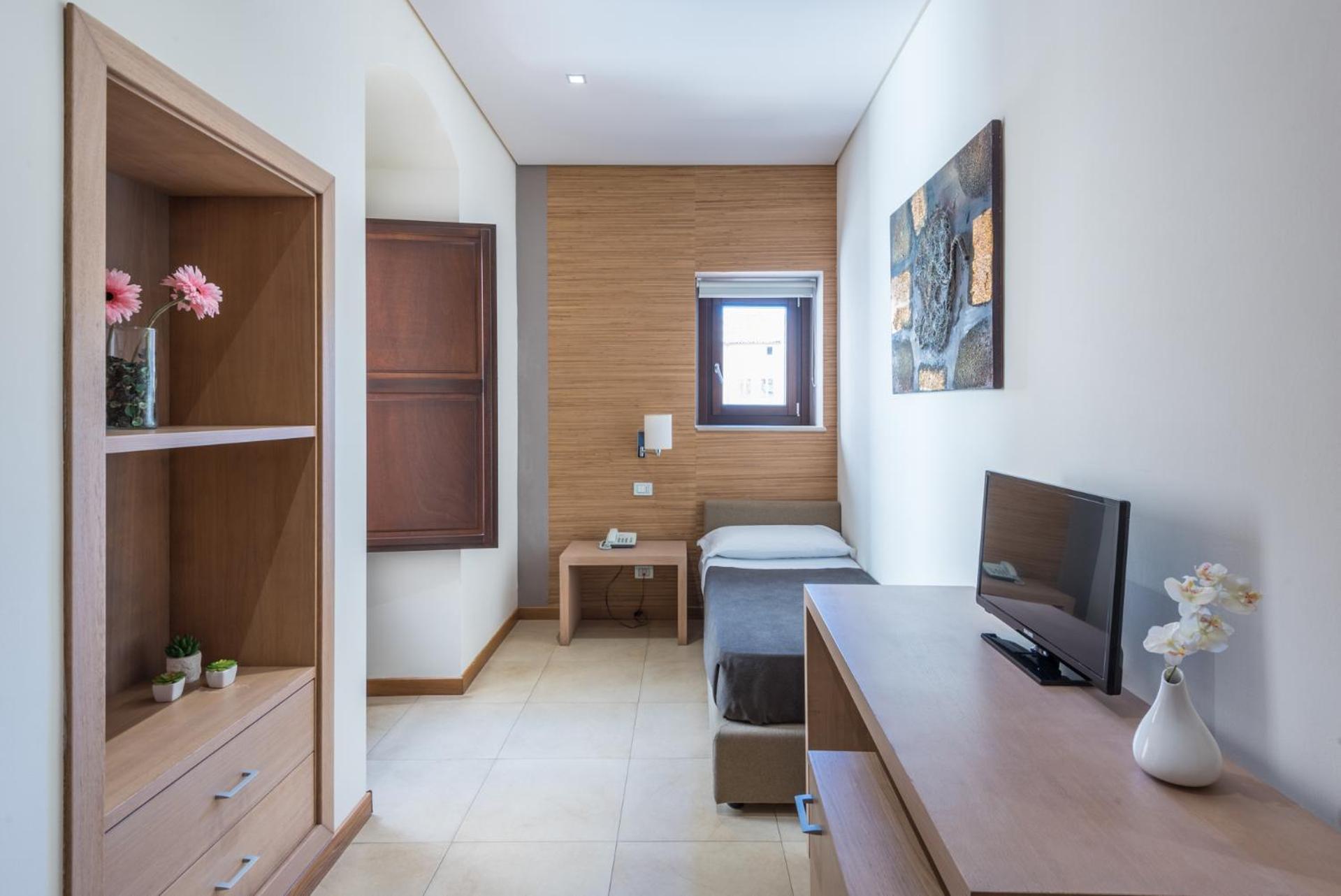 Standard Double or Twin Room - Photo 11