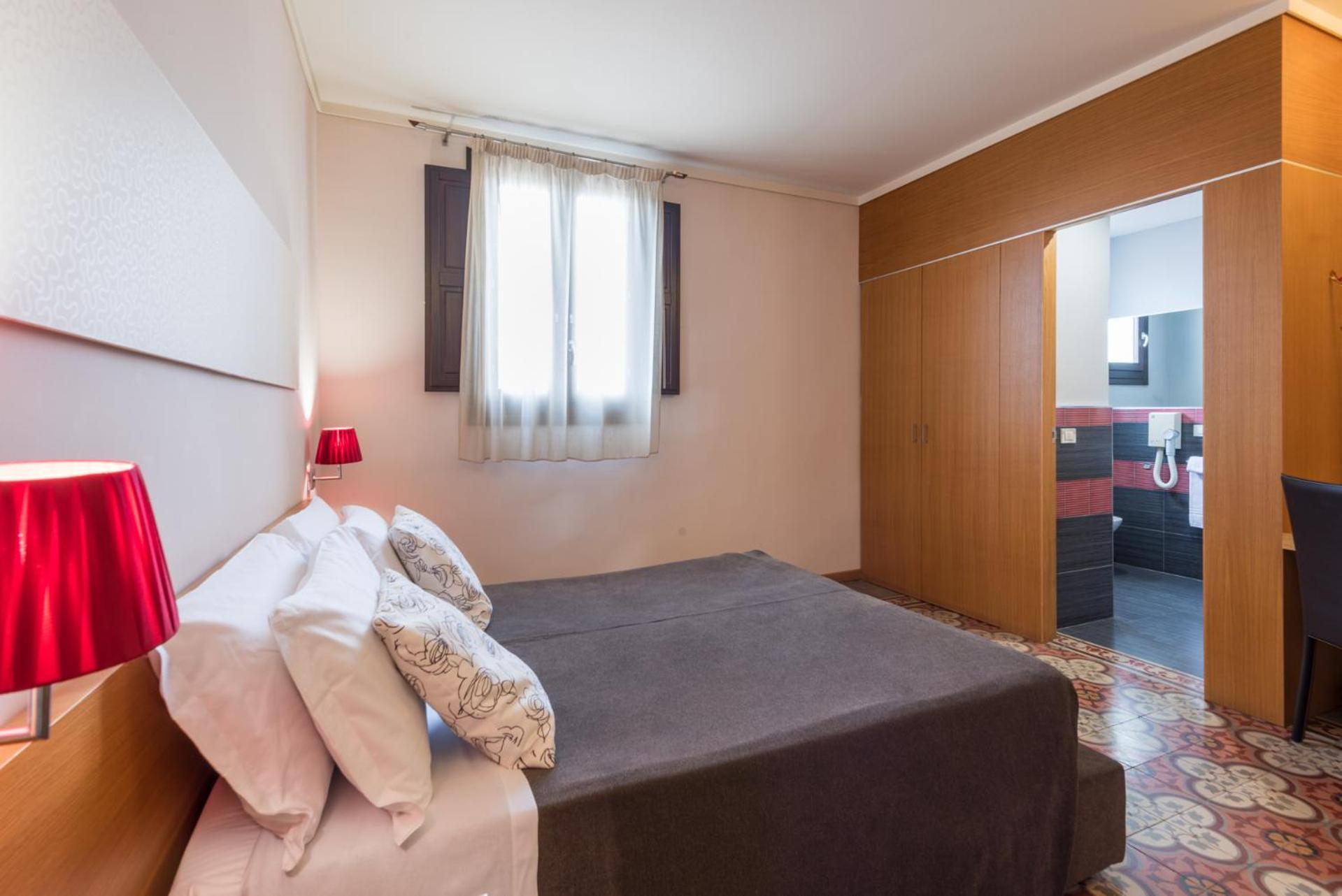 Standard Double or Twin Room - Photo 19