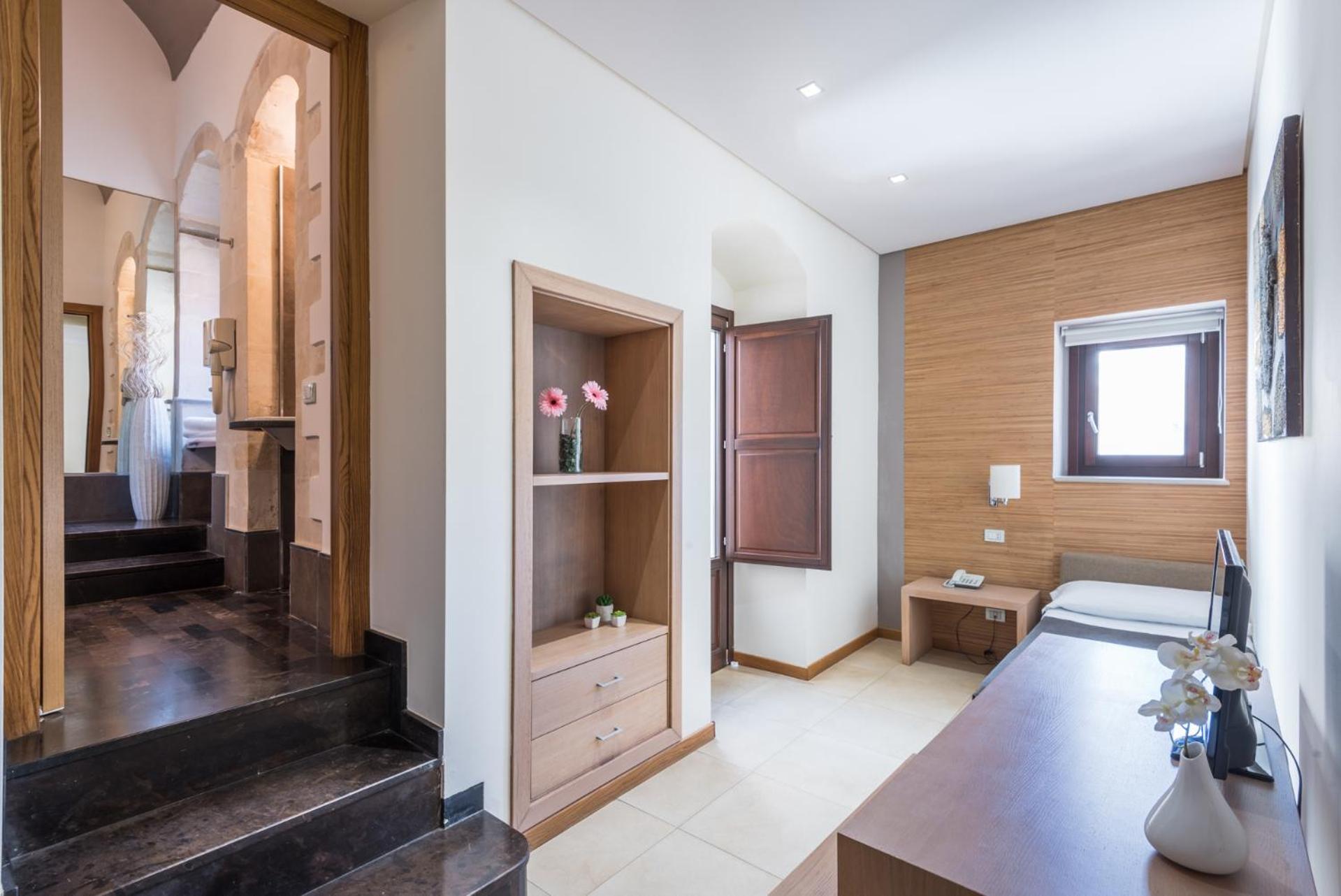 Standard Double or Twin Room - Photo 22