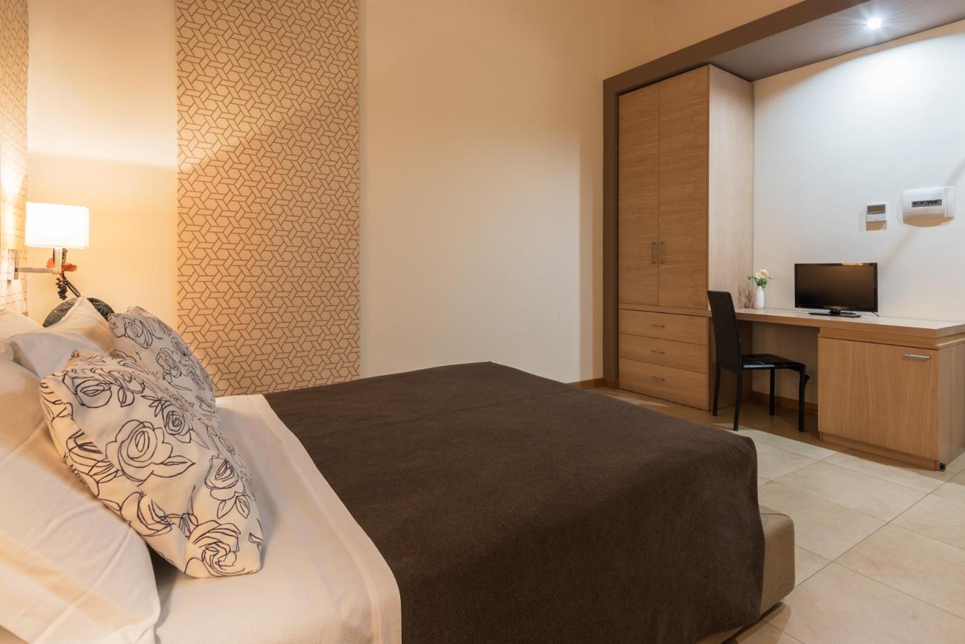 Standard Double or Twin Room - Photo 26