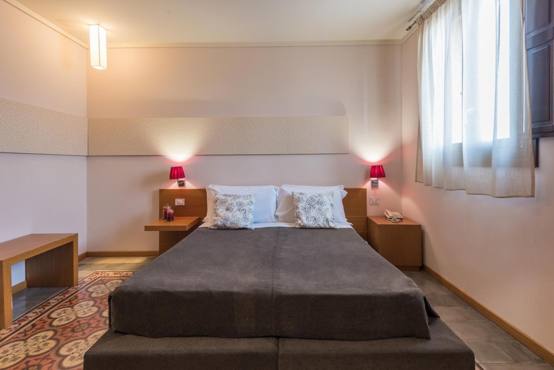 Standard Double or Twin Room - Photo 25