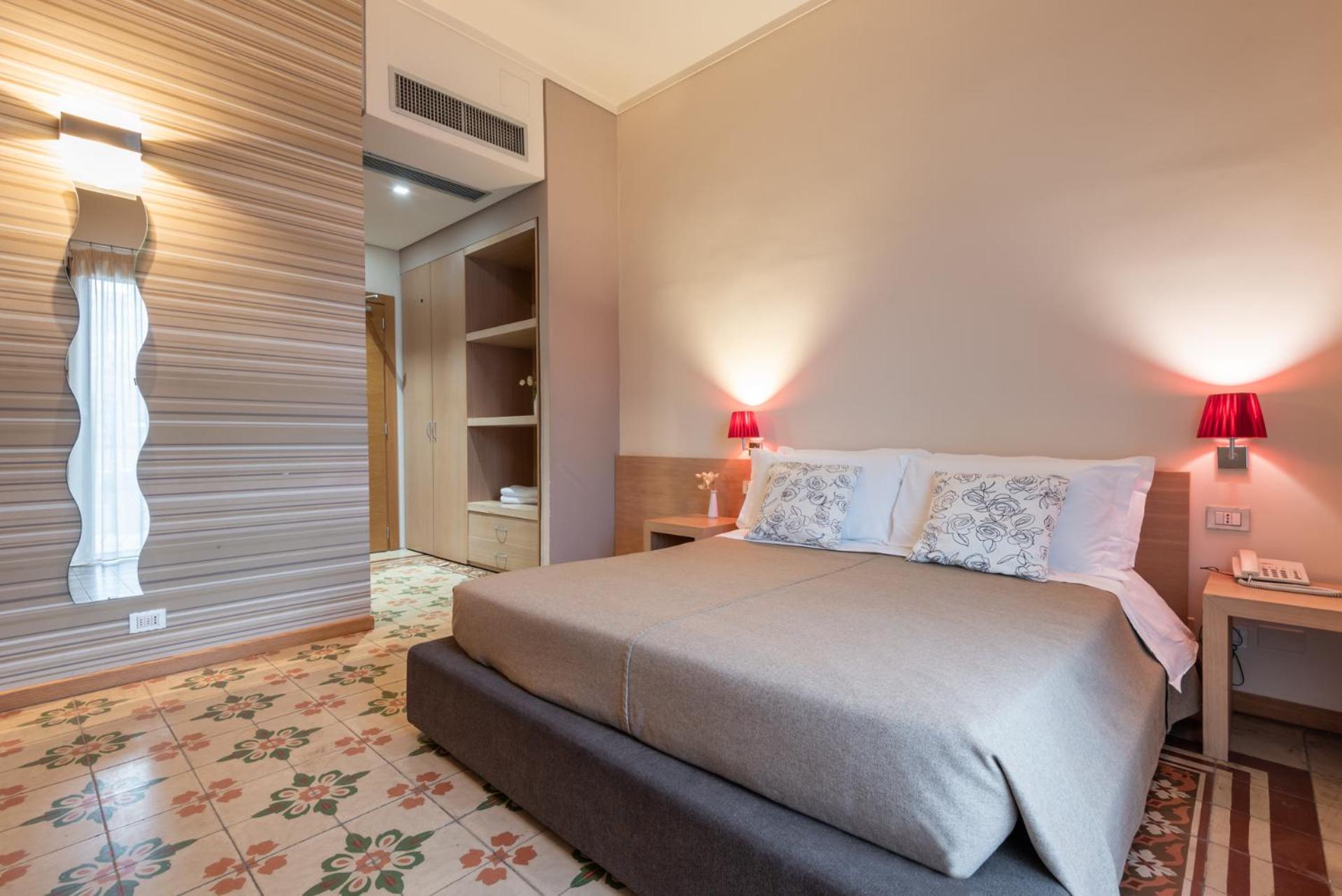 Standard Double or Twin Room - Photo 18