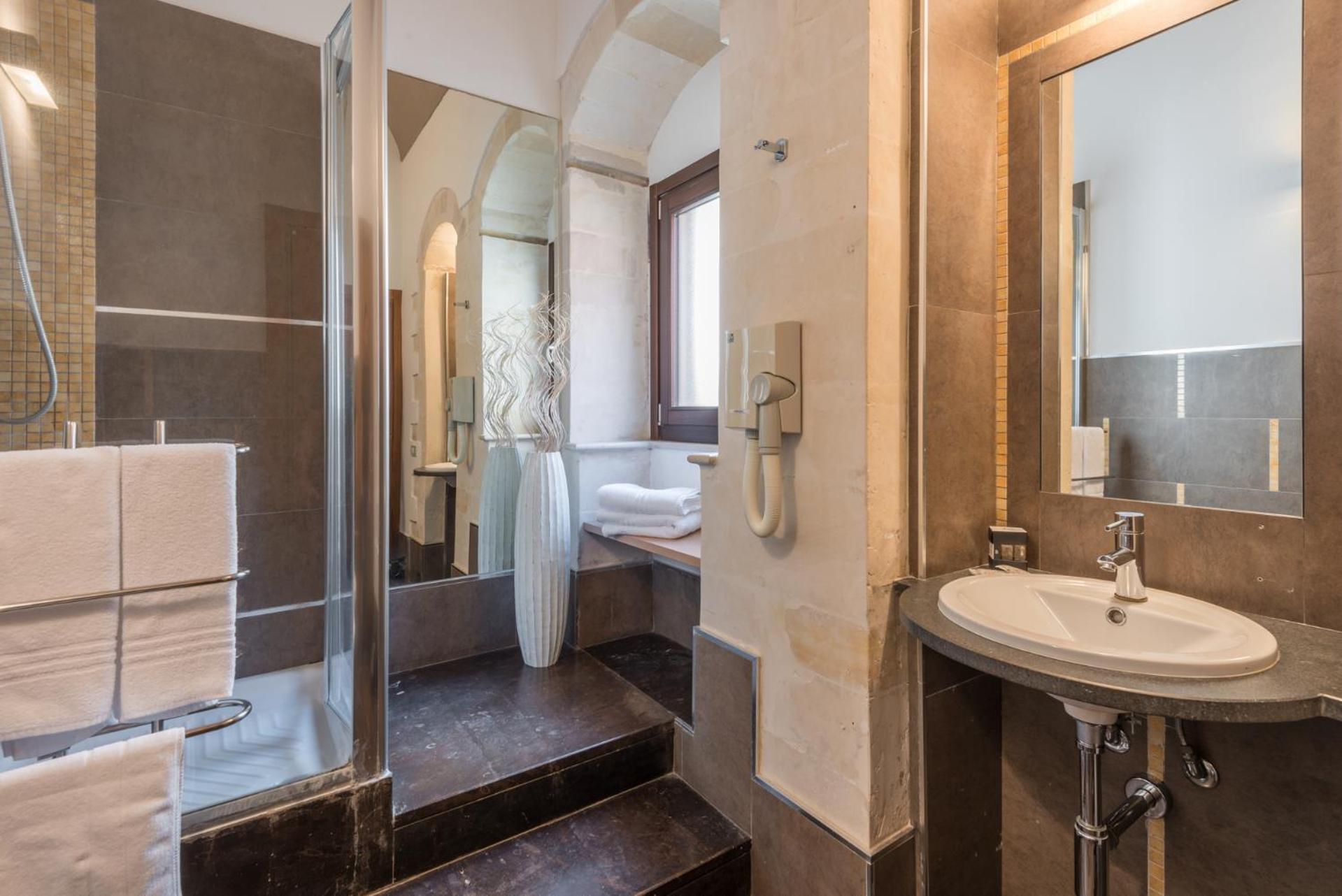 Standard Double or Twin Room - Photo 16