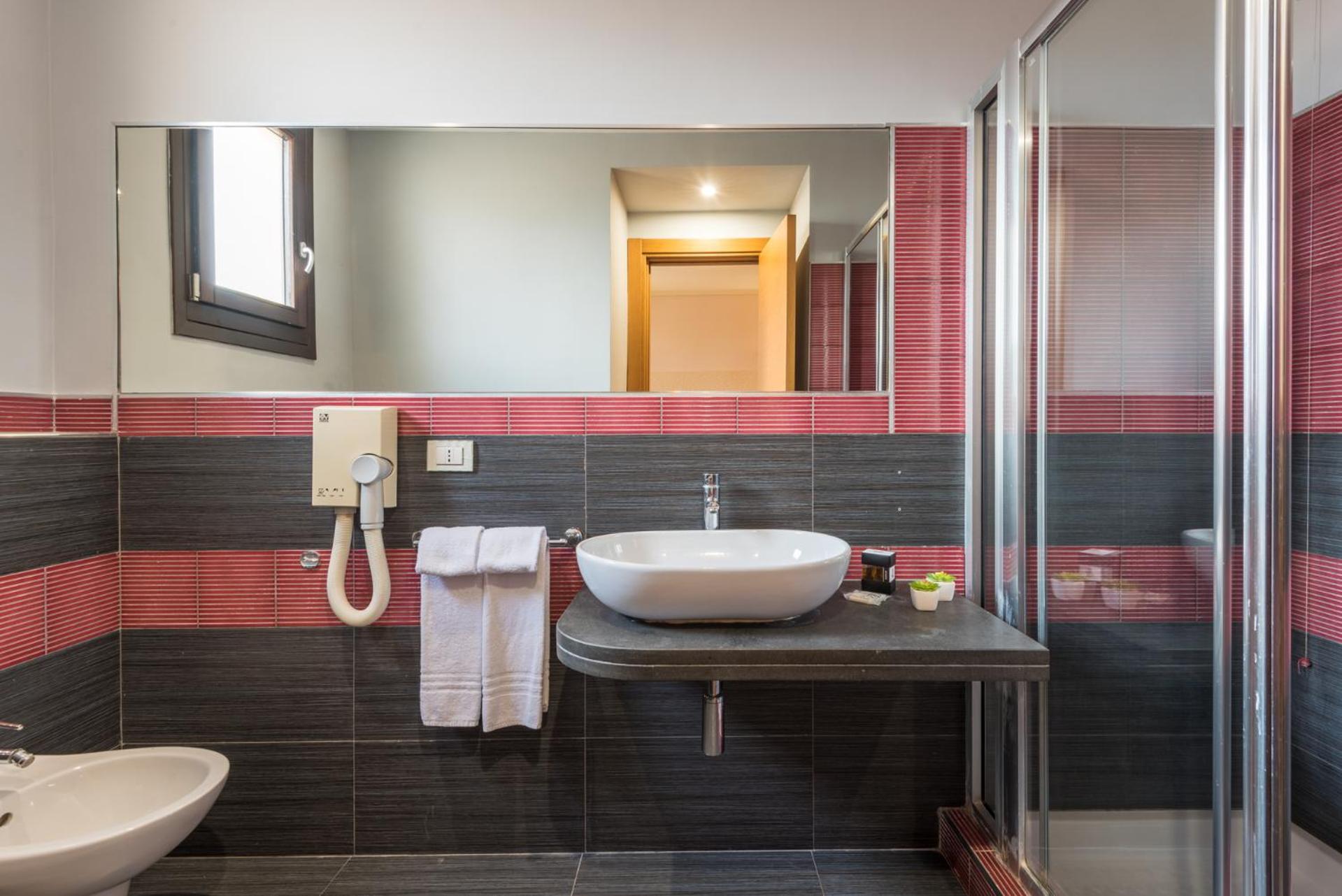 Standard Double or Twin Room - Photo 13