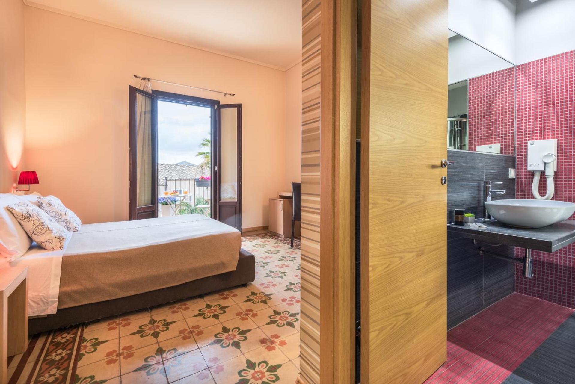 Standard Double or Twin Room - Photo 6