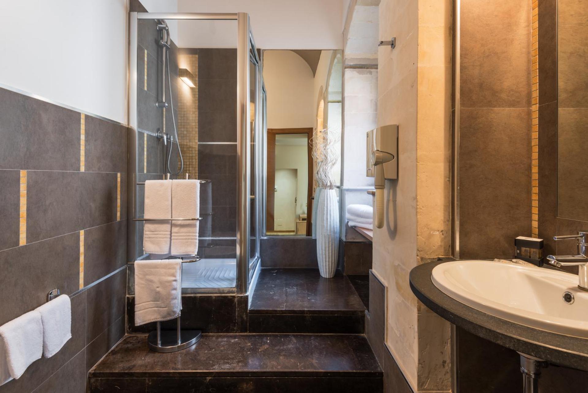 Standard Double or Twin Room - Photo 10