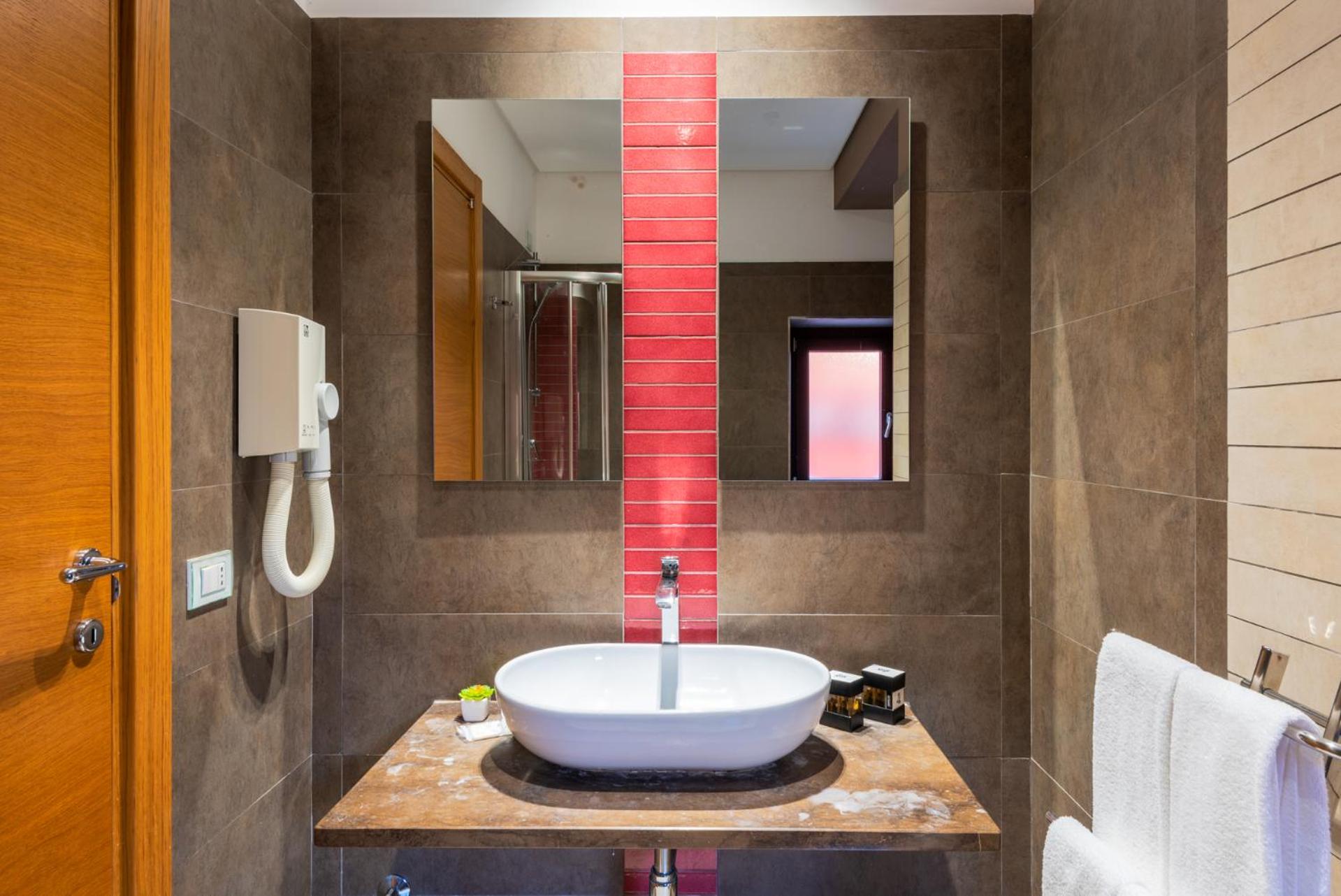 Standard Double or Twin Room - Photo 7