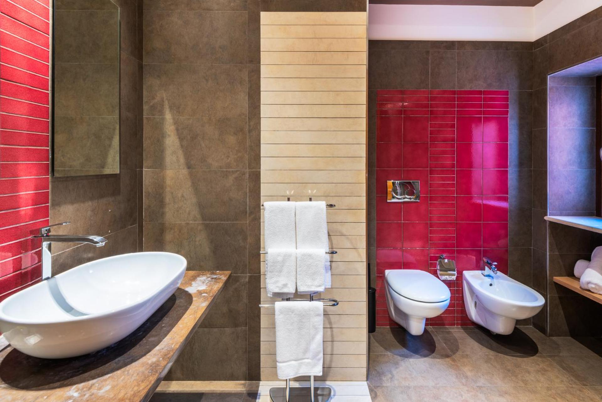 Standard Double or Twin Room - Photo 9